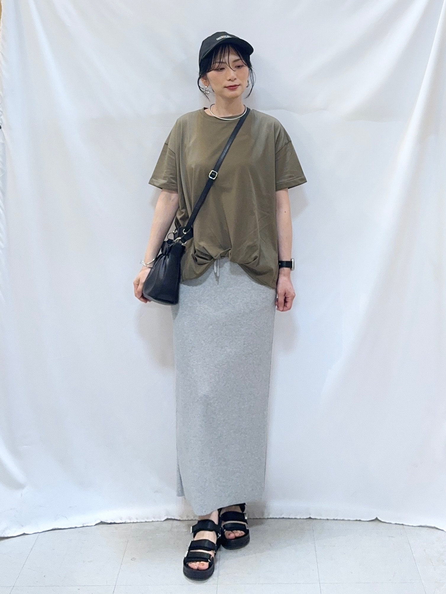 𝐇𝐢𝐫𝐨𝐦𝐢さんの「SHOO･LA･RUE｜【ひんやり/体型カバー/S-LL】インせず決まる フロントタックデザインTシャツ」を使ったコーディネート