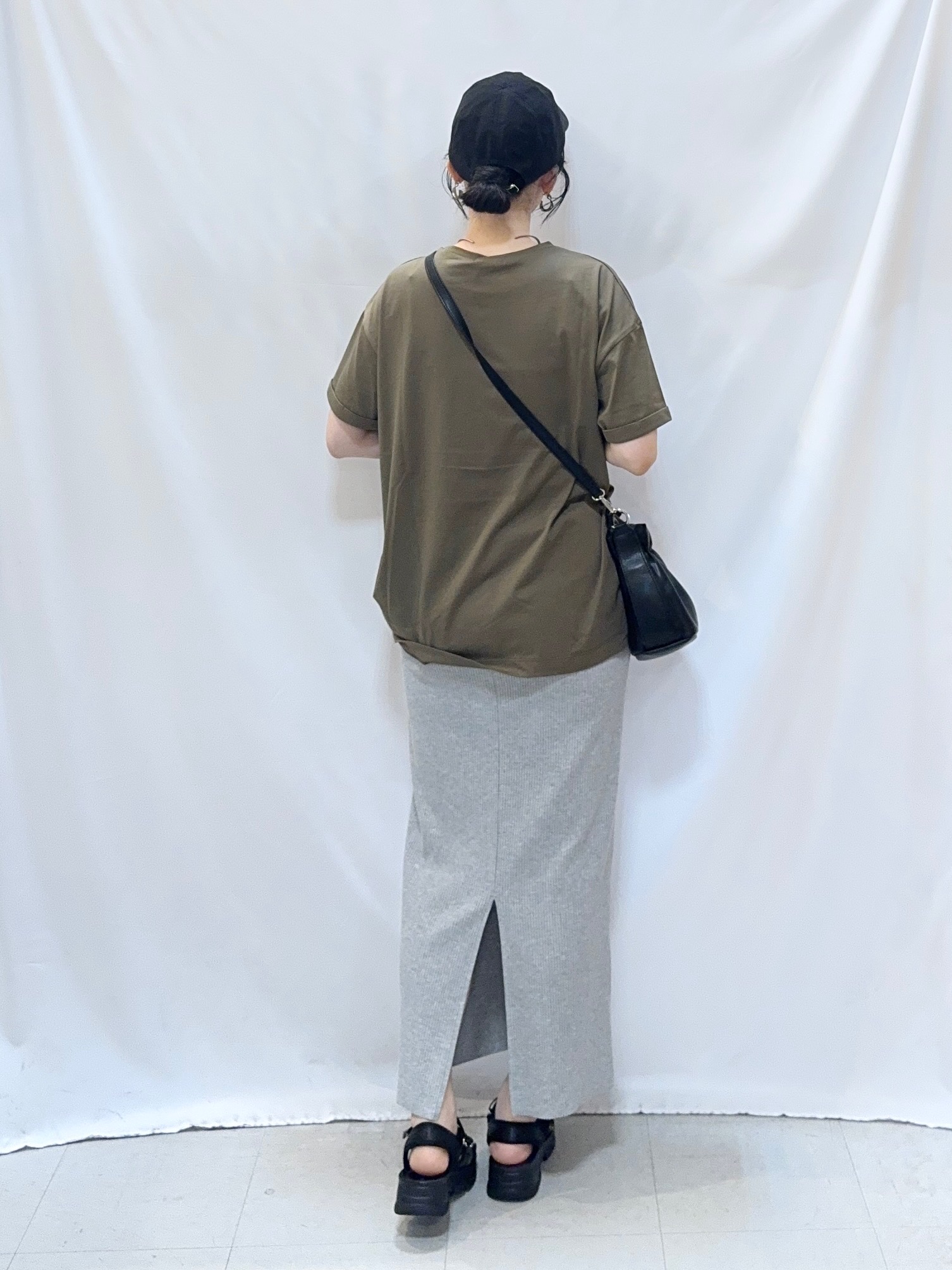 𝐇𝐢𝐫𝐨𝐦𝐢さんの「SHOO･LA･RUE｜【ひんやり/体型カバー/S-LL】インせず決まる フロントタックデザインTシャツ」を使ったコーディネート