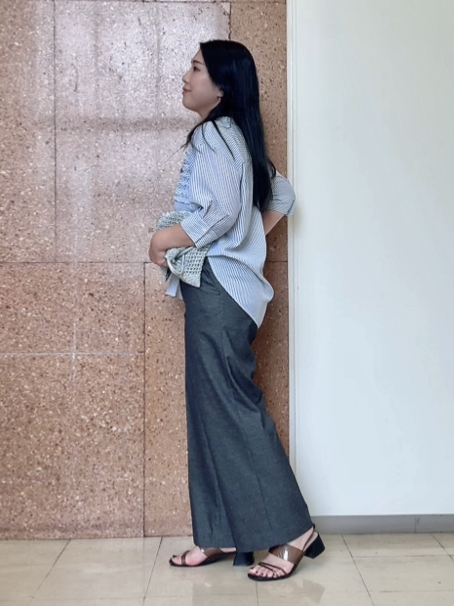なかじさんの「UNTITLED｜【接触冷感/通気性/洗える】フロントフリルブラウス」を使ったコーディネート