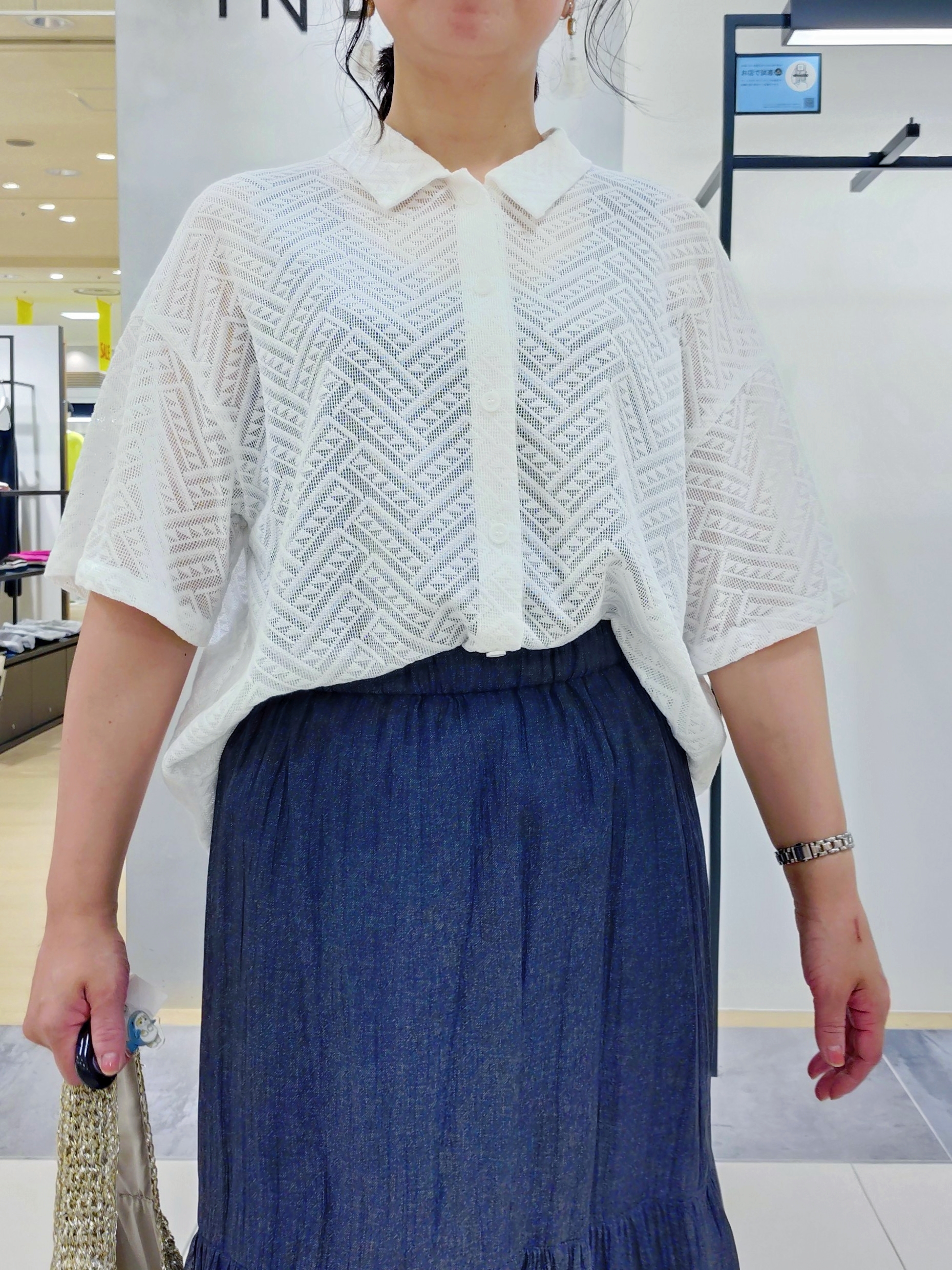 TOMOMIさんの「INDIVI｜【洗える／きれいめ】デニム風シアーティアードスカート」を使ったコーディネート