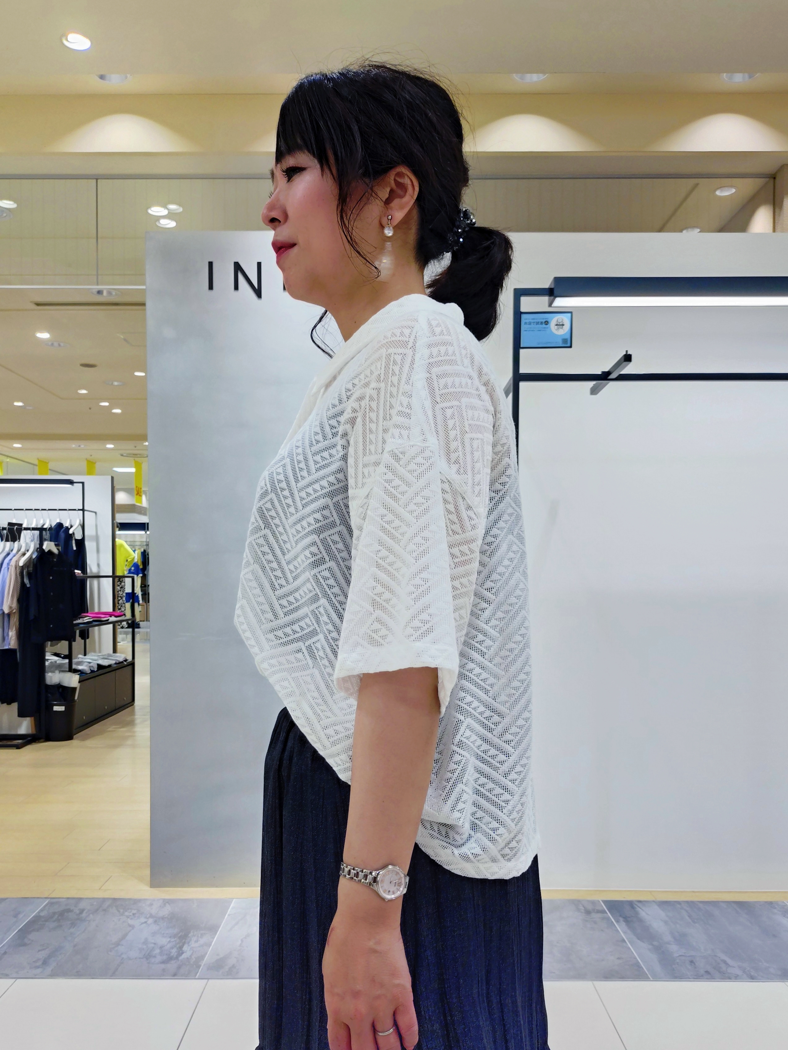 TOMOMIさんの「INDIVI｜【洗える／きれいめ】デニム風シアーティアードスカート」を使ったコーディネート