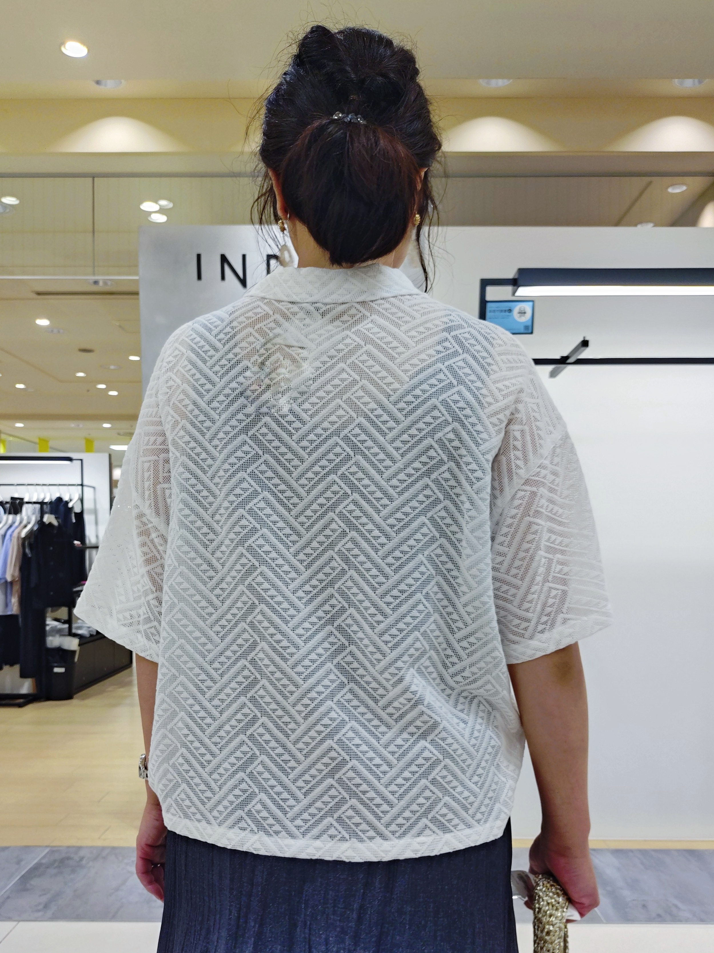 TOMOMIさんの「INDIVI｜【洗える／きれいめ】デニム風シアーティアードスカート」を使ったコーディネート