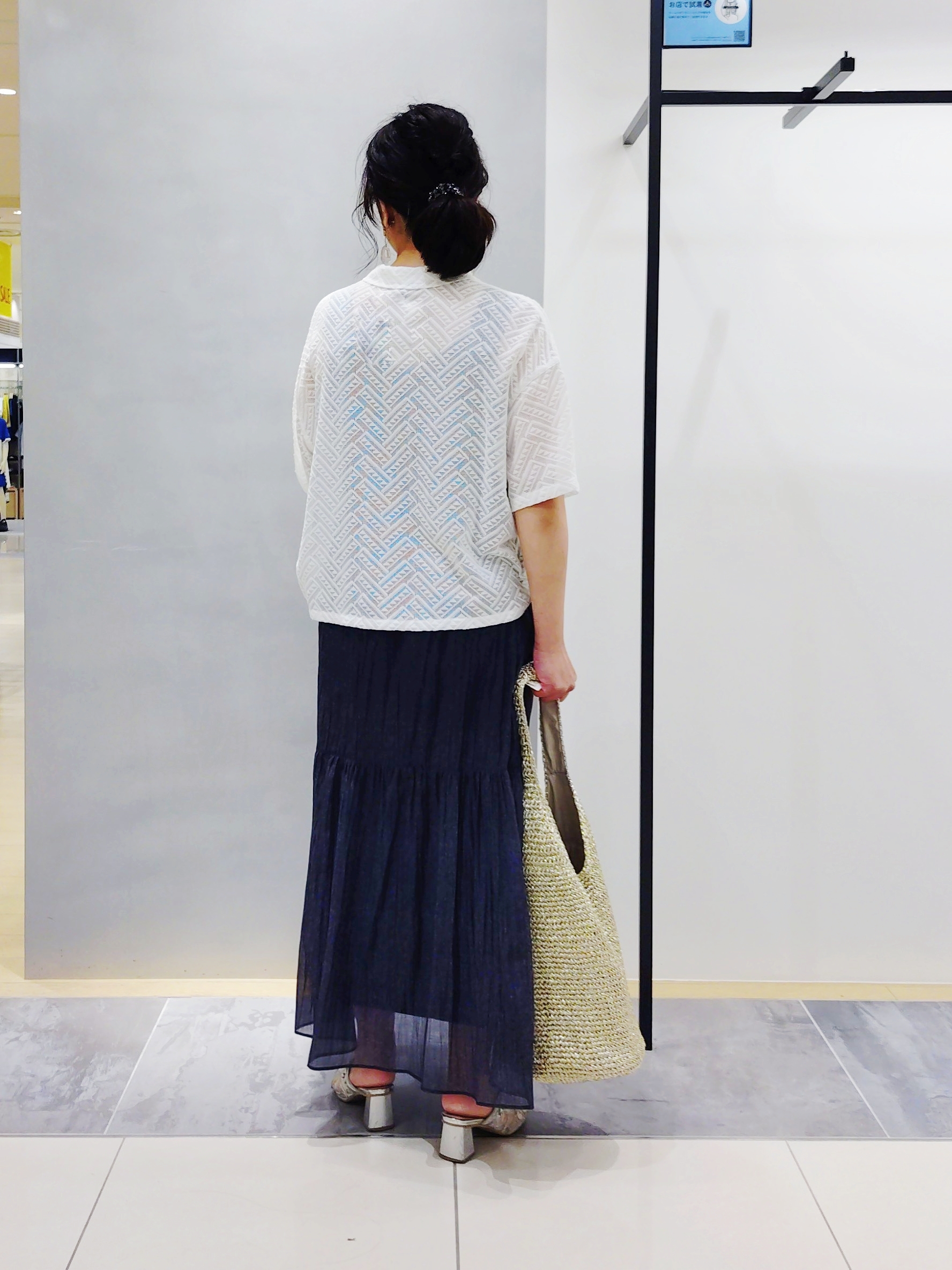 TOMOMIさんの「INDIVI｜【洗える／きれいめ】デニム風シアーティアードスカート」を使ったコーディネート