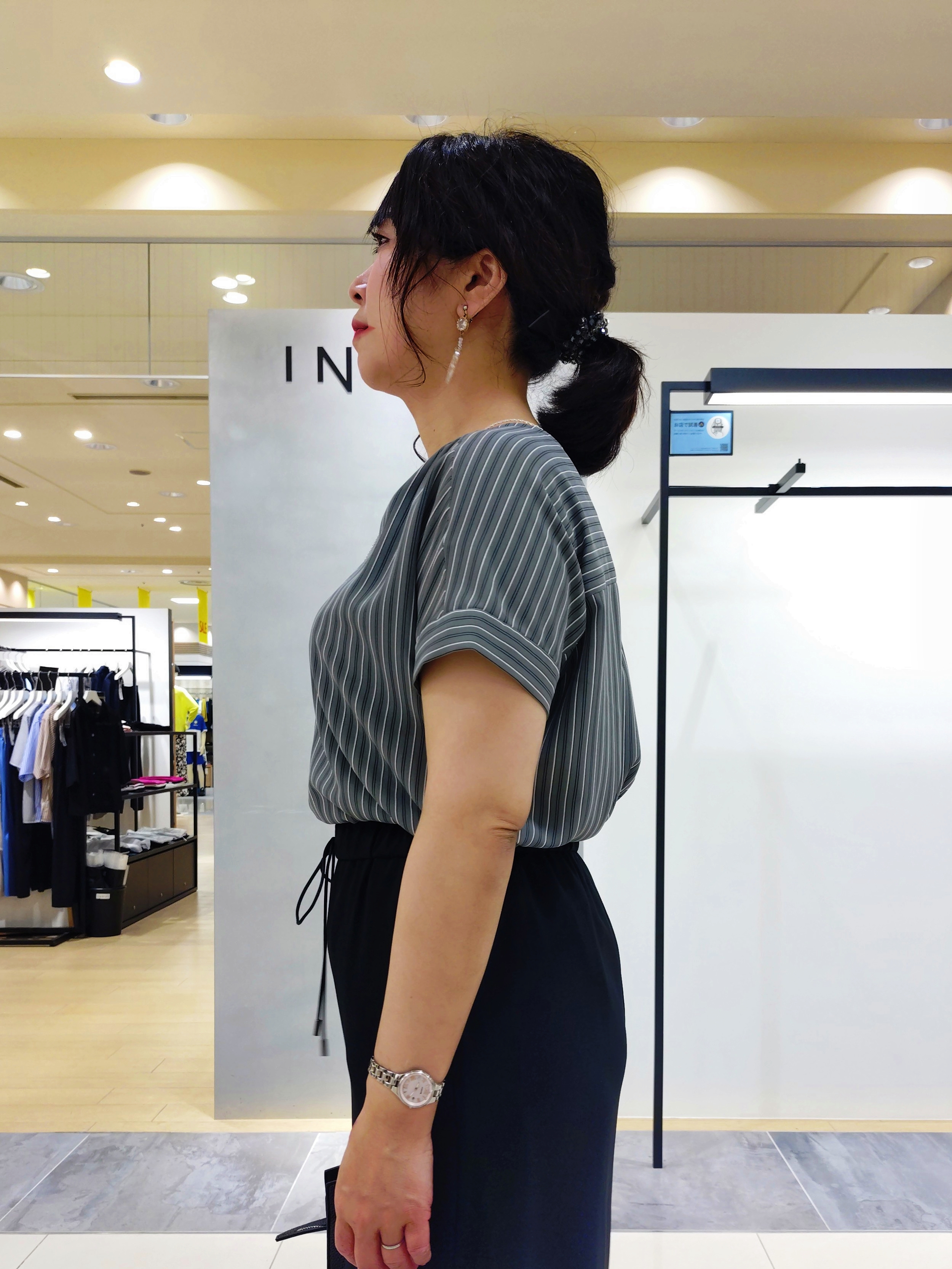 TOMOMIさんの「INDIVI｜【清涼感／UVケア／接触冷感】Vネックストライプブラウス」を使ったコーディネート