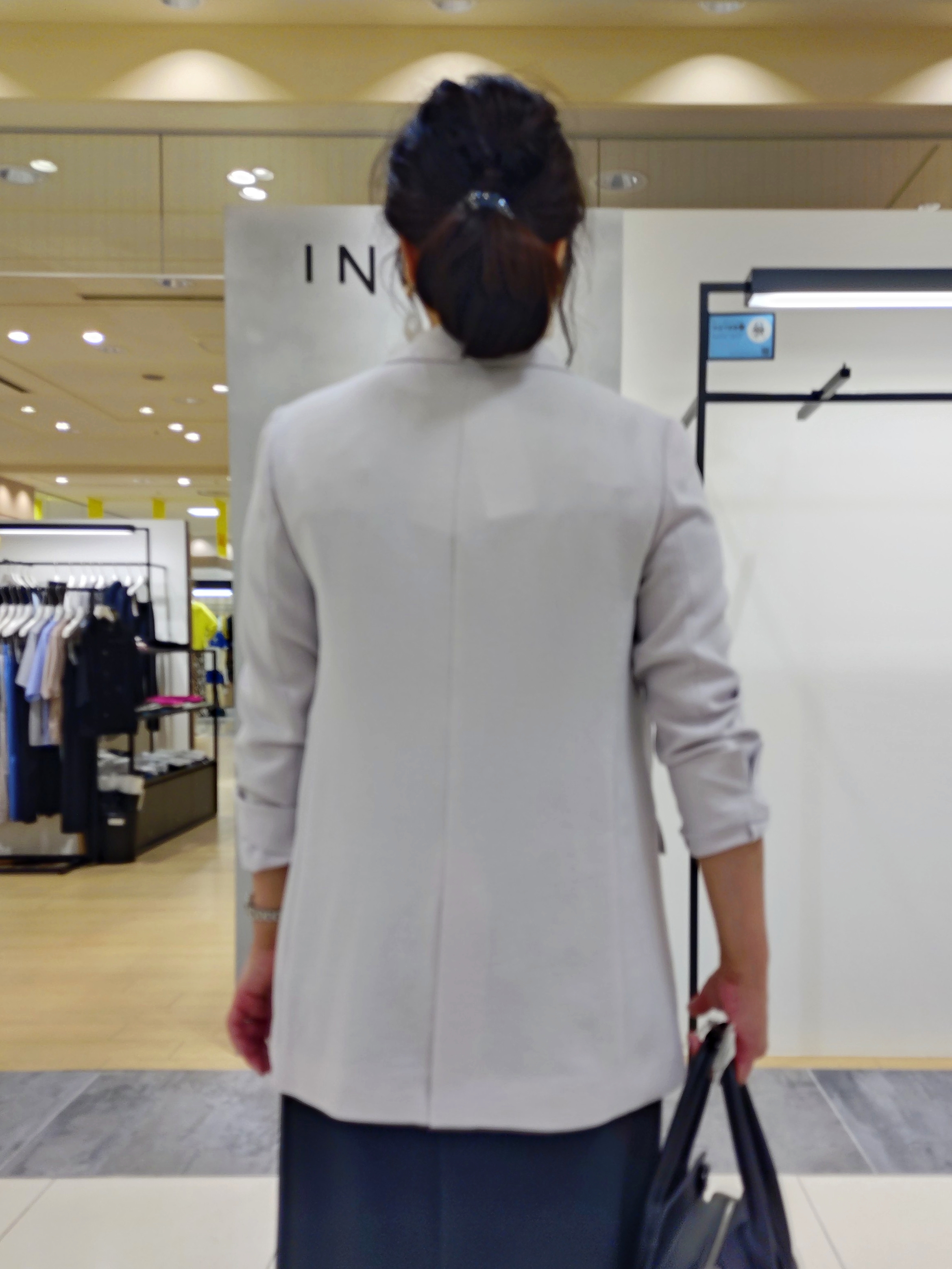 TOMOMIさんの「INDIVI｜【清涼感／UVケア／接触冷感】Vネックストライプブラウス」を使ったコーディネート