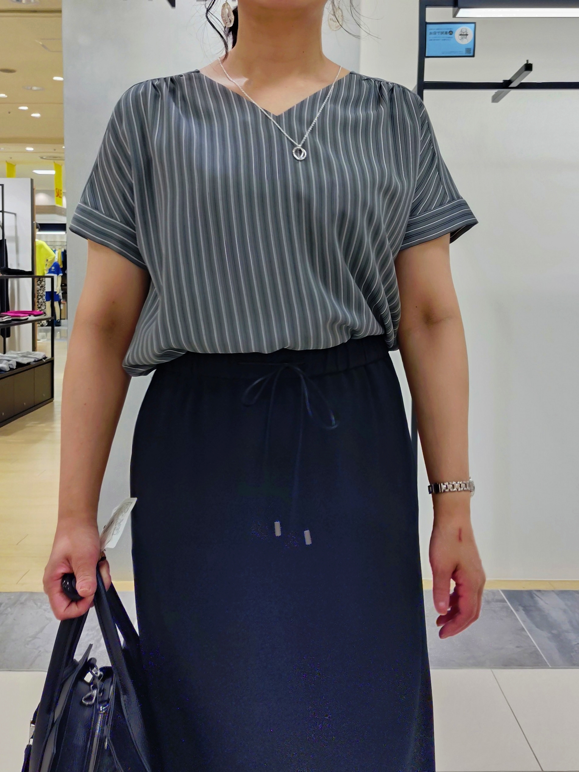 TOMOMIさんの「INDIVI｜【清涼感／UVケア／接触冷感】Vネックストライプブラウス」を使ったコーディネート
