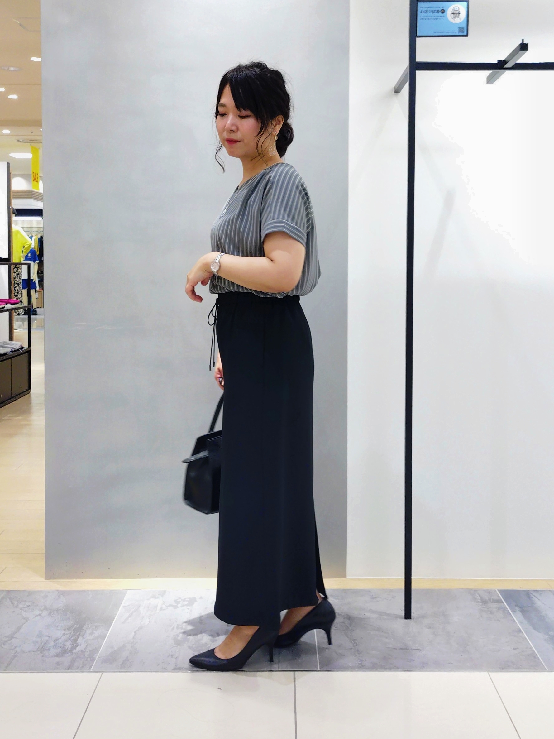 TOMOMIさんの「INDIVI｜【清涼感／UVケア／接触冷感】Vネックストライプブラウス」を使ったコーディネート