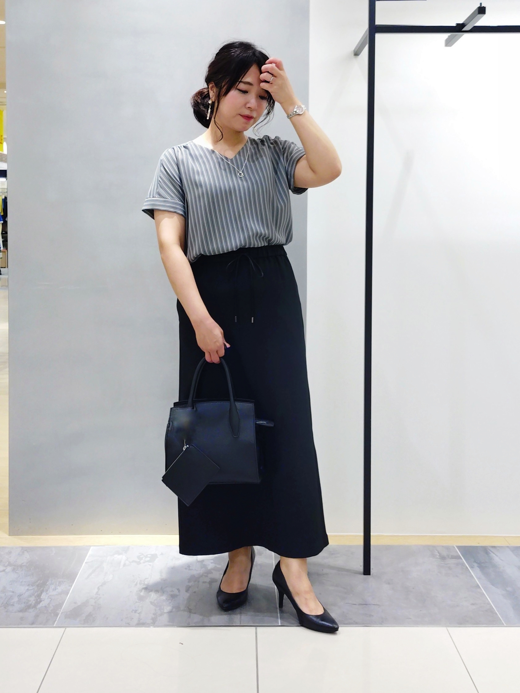 TOMOMIさんの「INDIVI｜【清涼感／UVケア／接触冷感】Vネックストライプブラウス」を使ったコーディネート