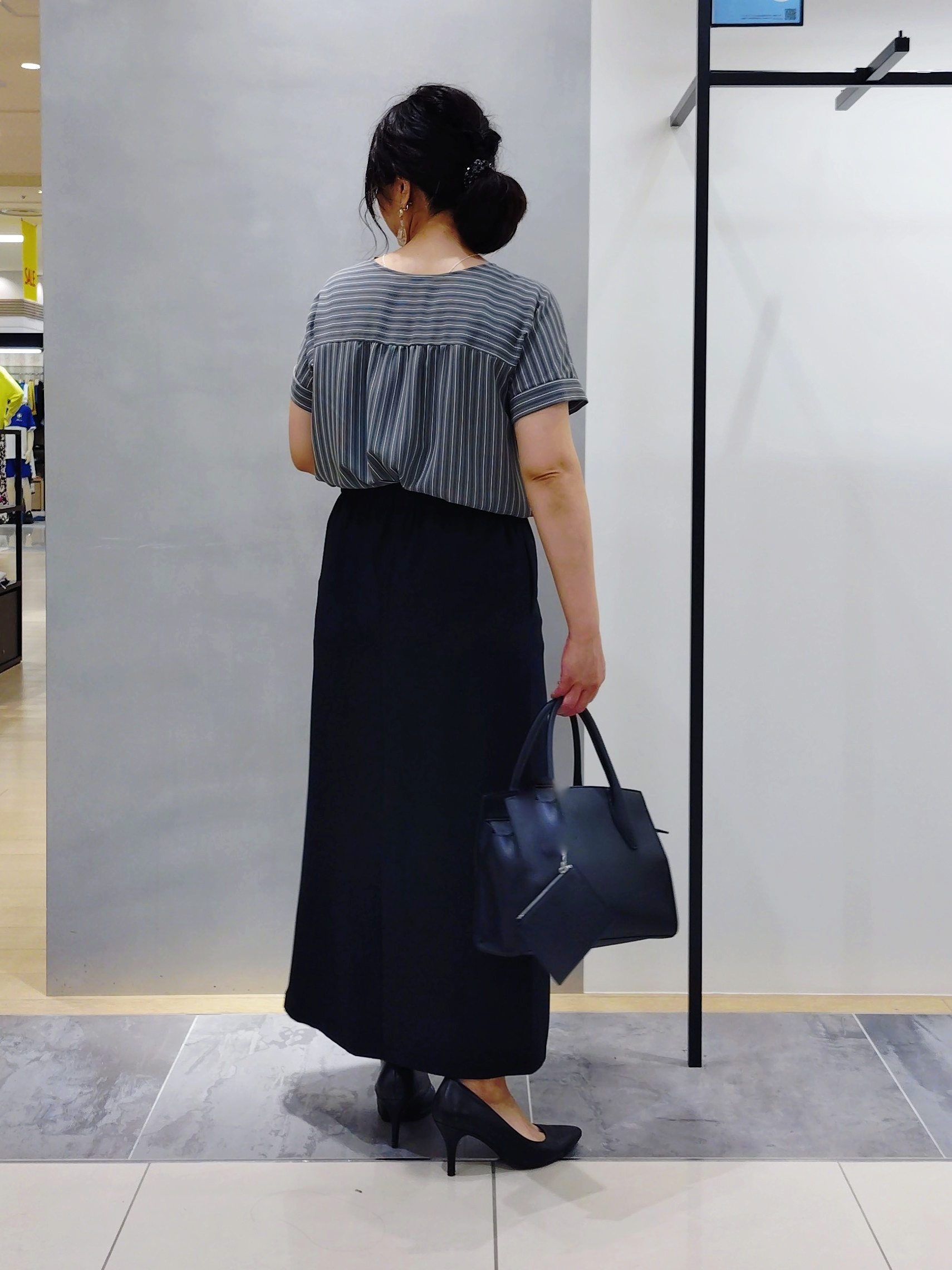 TOMOMIさんの「INDIVI｜【清涼感／UVケア／接触冷感】Vネックストライプブラウス」を使ったコーディネート