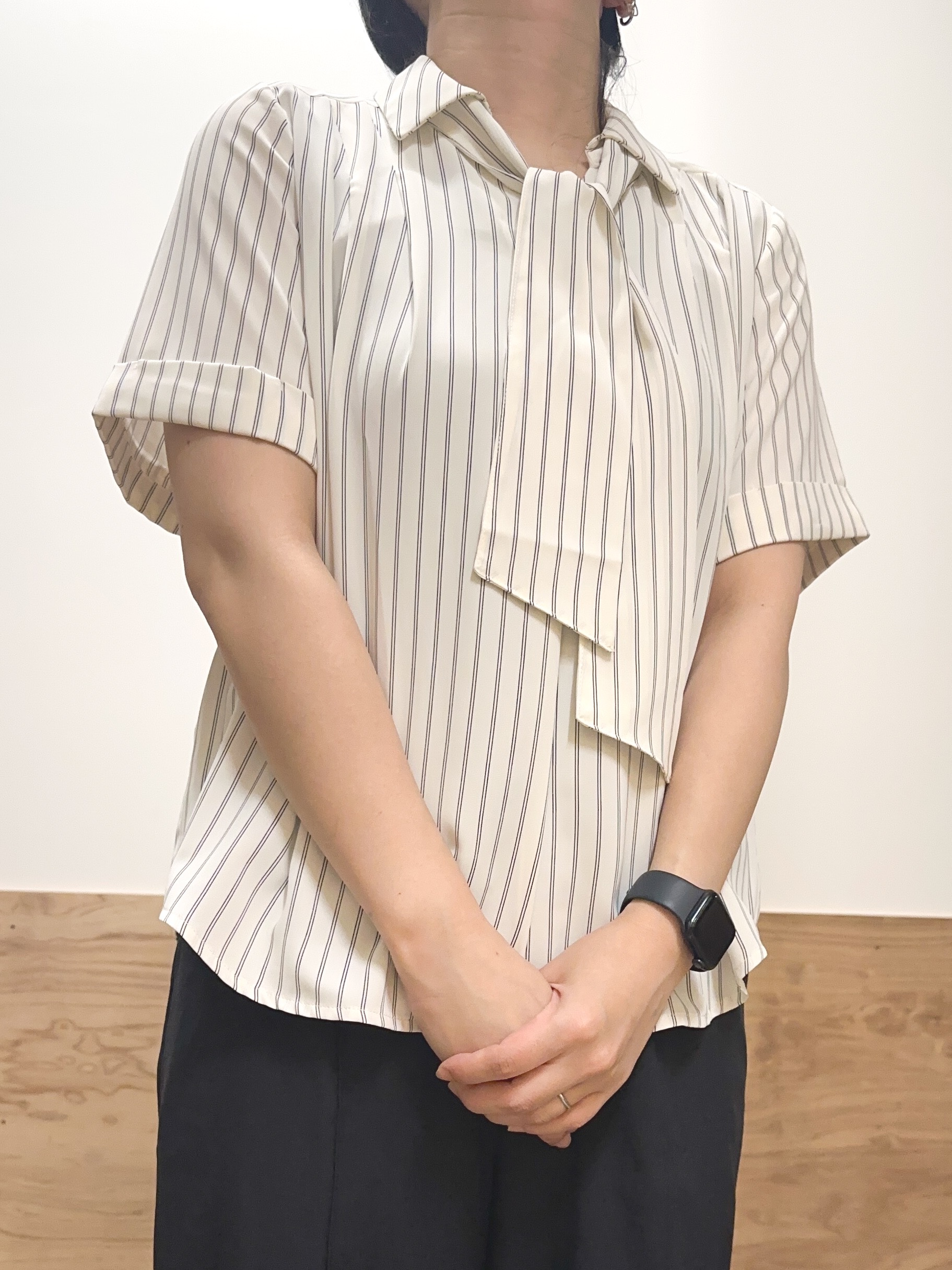 すーさんの「grove｜半袖になって再登場！【洗える】チャーム付きマルチWAYボウタイブラウス」を使ったコーディネート