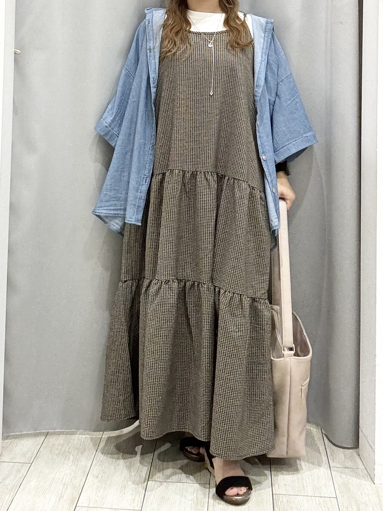 shioさんの「SHOO･LA･RUE｜【S-LL/洗濯機可/綿100%】やわらかシアーデニム 5分袖ポケットシャツ」を使ったコーディネート