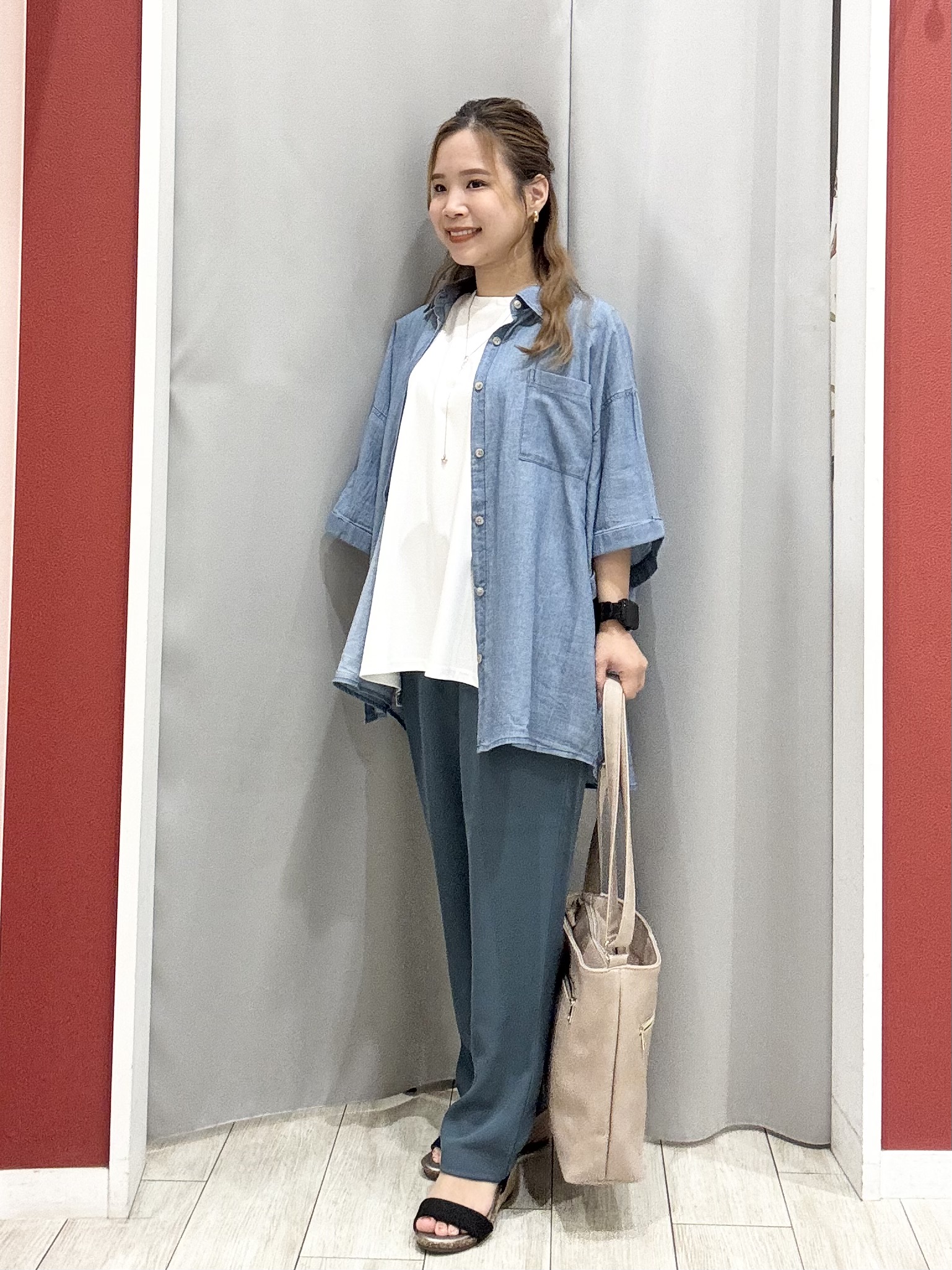 shioさんの「SHOO･LA･RUE｜【S-LL/洗濯機可/綿100%】やわらかシアーデニム 5分袖ポケットシャツ」を使ったコーディネート