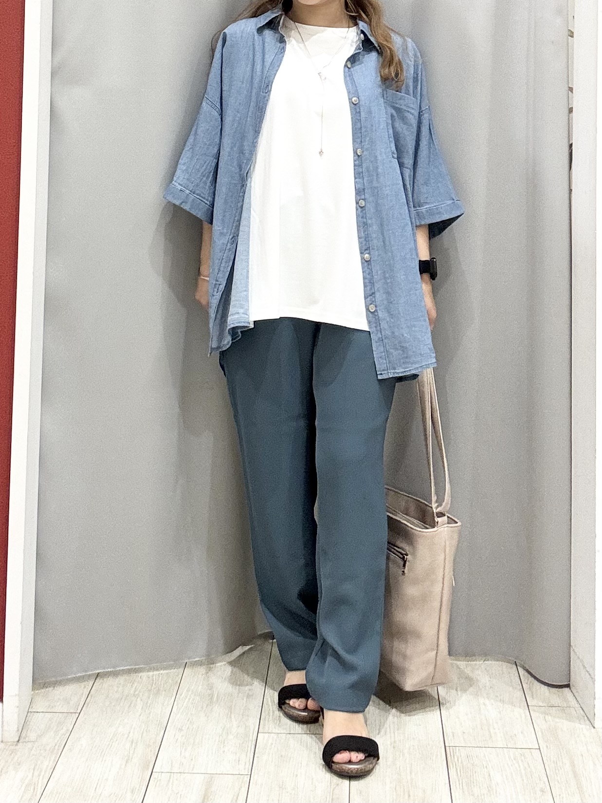 shioさんの「SHOO･LA･RUE｜【S-LL/洗濯機可/綿100%】やわらかシアーデニム 5分袖ポケットシャツ」を使ったコーディネート