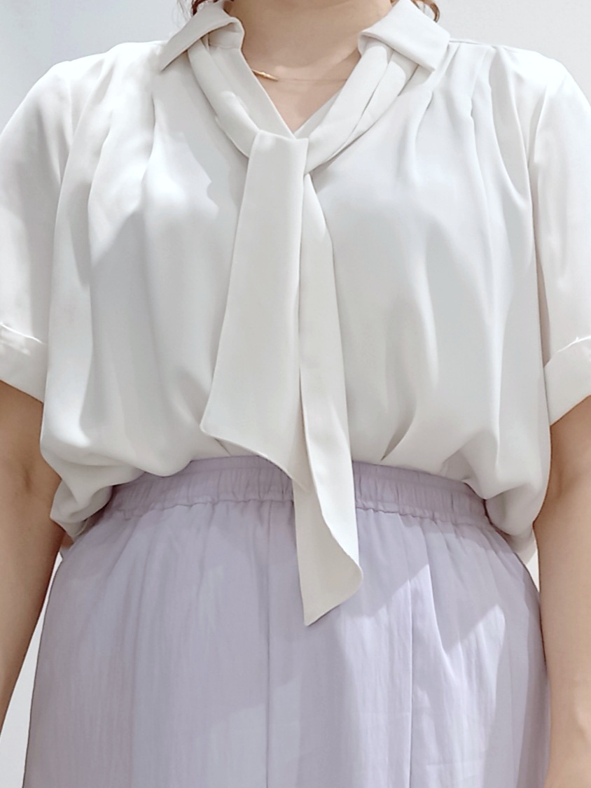 miiさんの「grove｜半袖になって再登場！【洗える】チャーム付きマルチWAYボウタイブラウス」を使ったコーディネート
