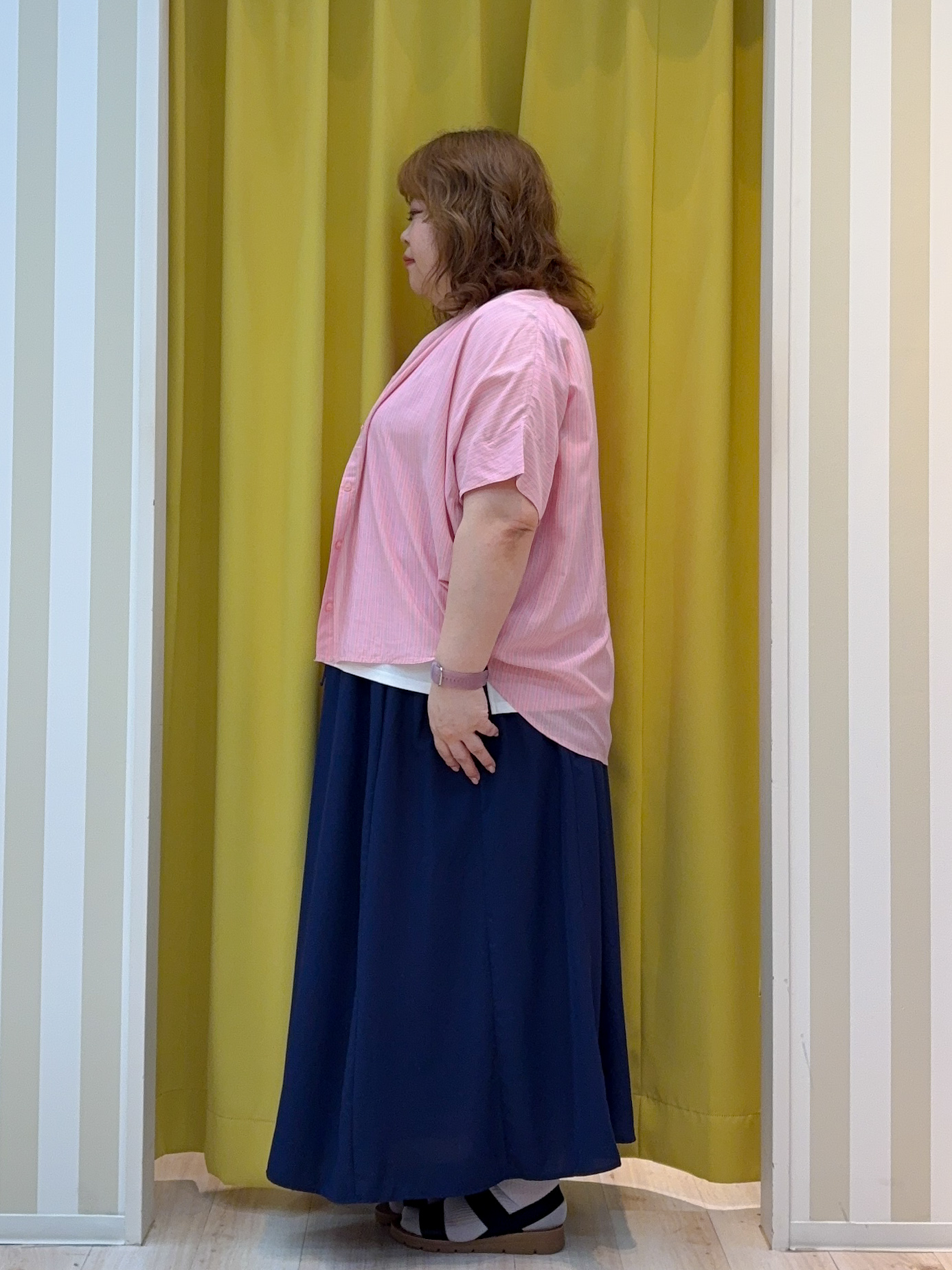 kotoさんさんの「SHOO･LA･RUE｜【ひんやり/洗濯機可/体型カバー】二の腕隠れる ゆるっと襟ギャザーレーヨンブラウス」を使ったコーディネート