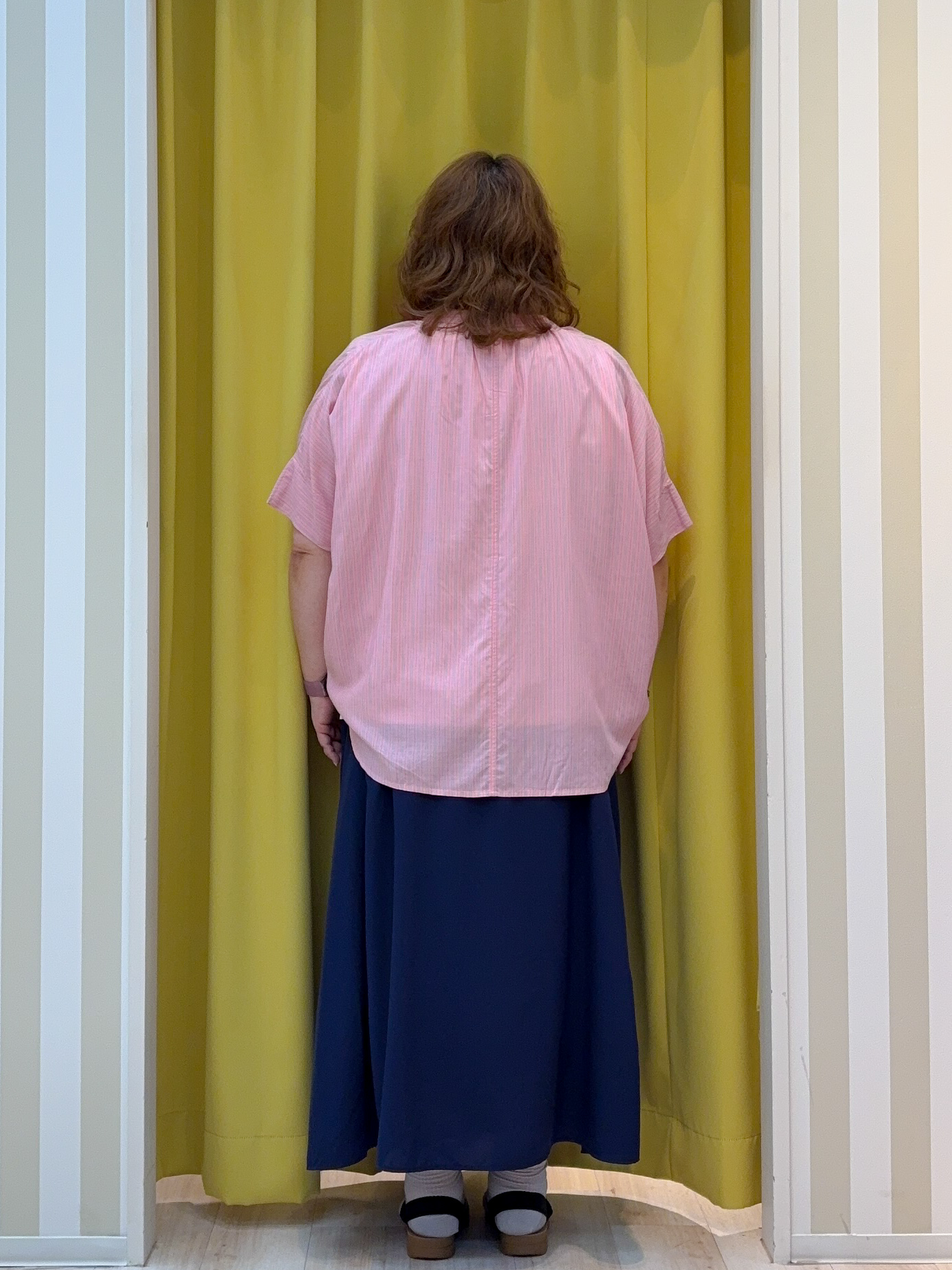 kotoさんさんの「SHOO･LA･RUE｜【ひんやり/洗濯機可/体型カバー】二の腕隠れる ゆるっと襟ギャザーレーヨンブラウス」を使ったコーディネート