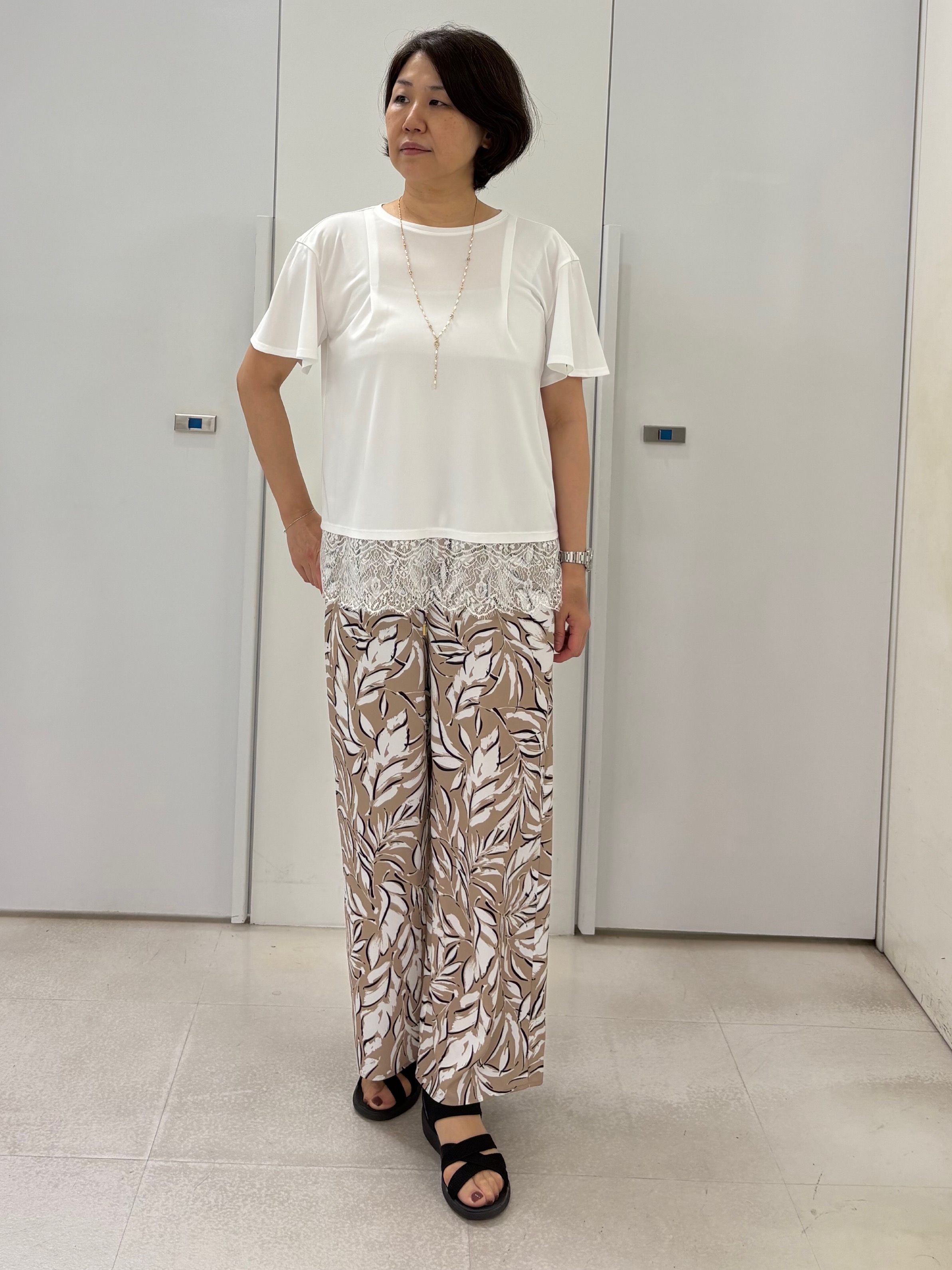 hIさんの「COUP DE CHANCE｜【手洗い可／日本製／接触冷感】裾レースカットソー」を使ったコーディネート