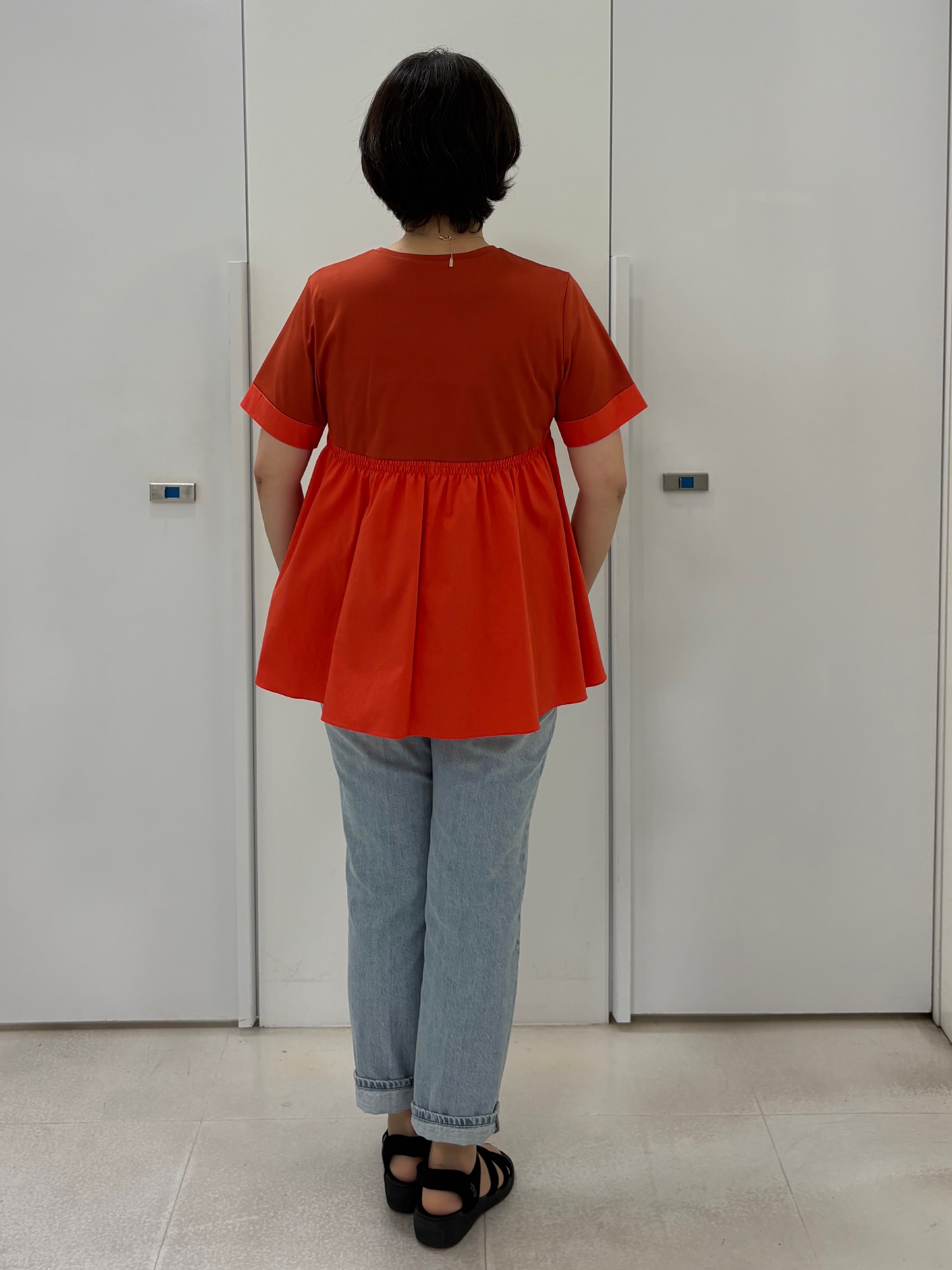hIさんの「COUP DE CHANCE｜【手洗い可／日本製】バックペプラムデザイン プルオーバー」を使ったコーディネート