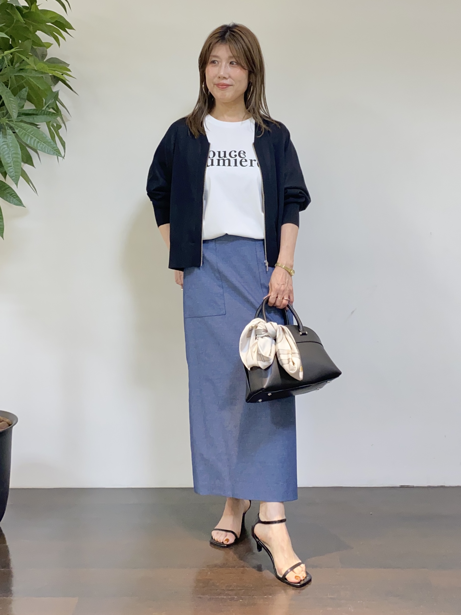 tomoさんの「UNTITLED｜【アンサンブル可/日除け・冷房対策】シアーレーヨンZIPカーディガン」を使ったコーディネート
