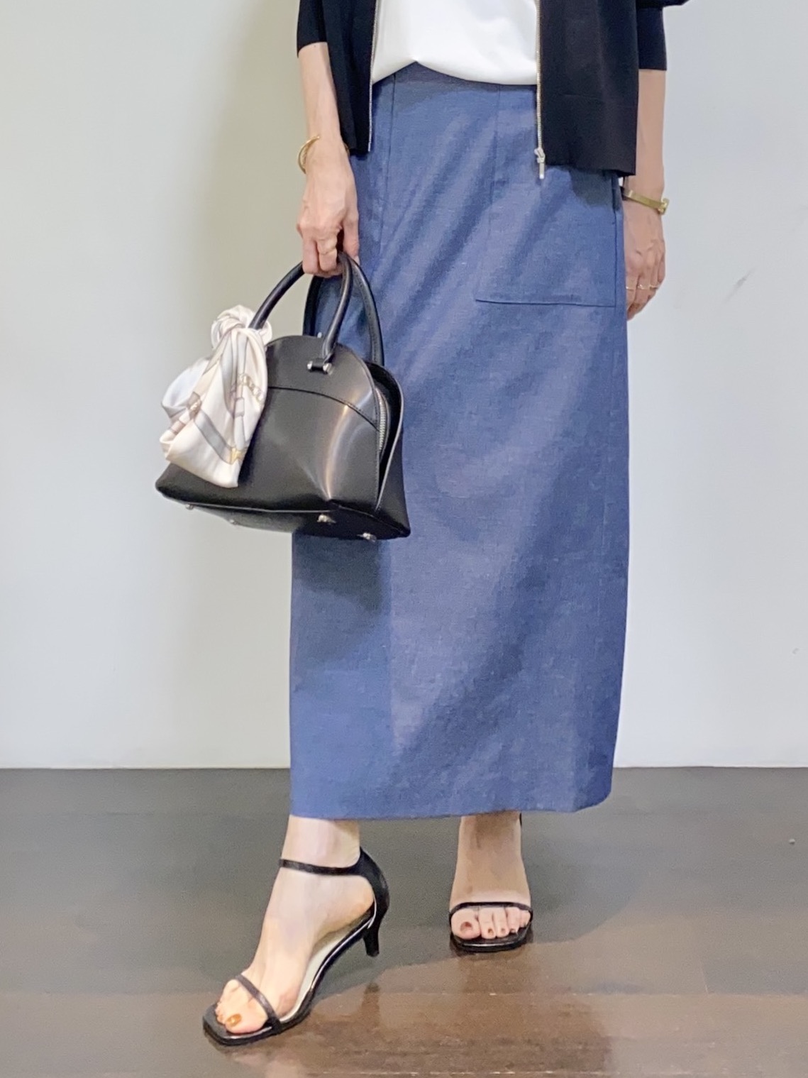 tomoさんの「UNTITLED｜【アンサンブル可/日除け・冷房対策】シアーレーヨンZIPカーディガン」を使ったコーディネート