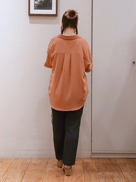 Riranさんの「SHOO･LA･RUE｜【ひんやり/洗濯機可/S-LL】肩タックとロールアップでこなれ見え デザイン半袖シャツ」を使ったコーディネート