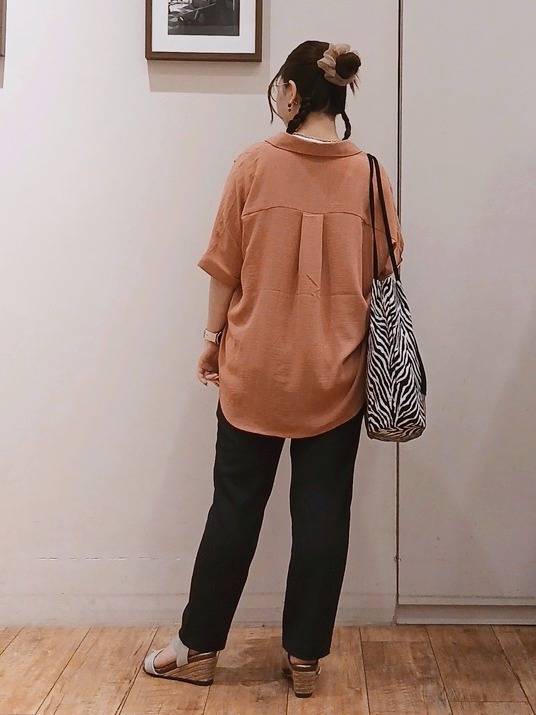 Riranさんの「SHOO･LA･RUE｜【ひんやり/洗濯機可/S-LL】肩タックとロールアップでこなれ見え デザイン半袖シャツ」を使ったコーディネート