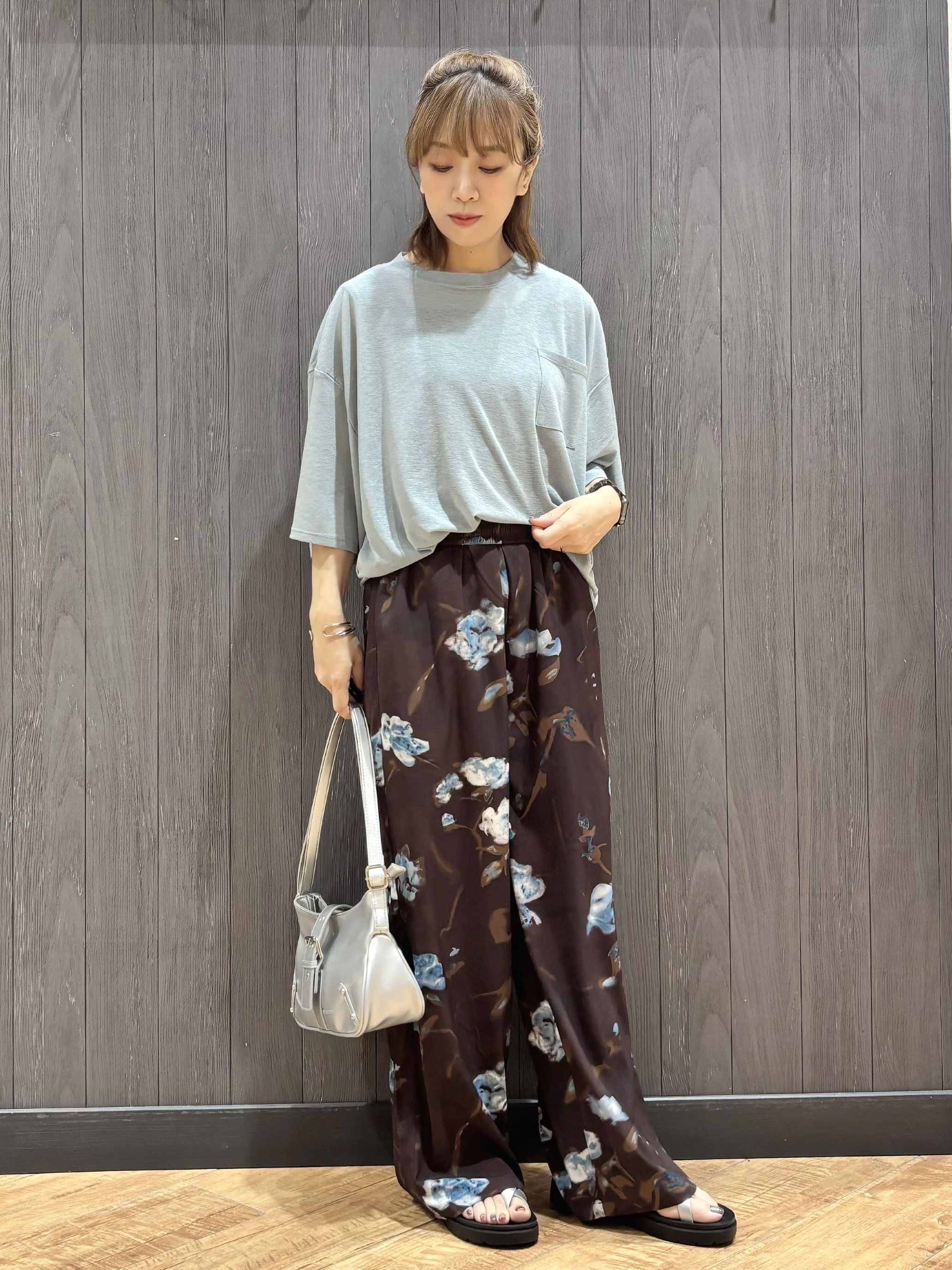 meiさんの「SHOO･LA･RUE｜【S-LL/洗濯機可/体型カバー】ゆるっとこなれる 大人のシアースラブTシャツ」を使ったコーディネート
