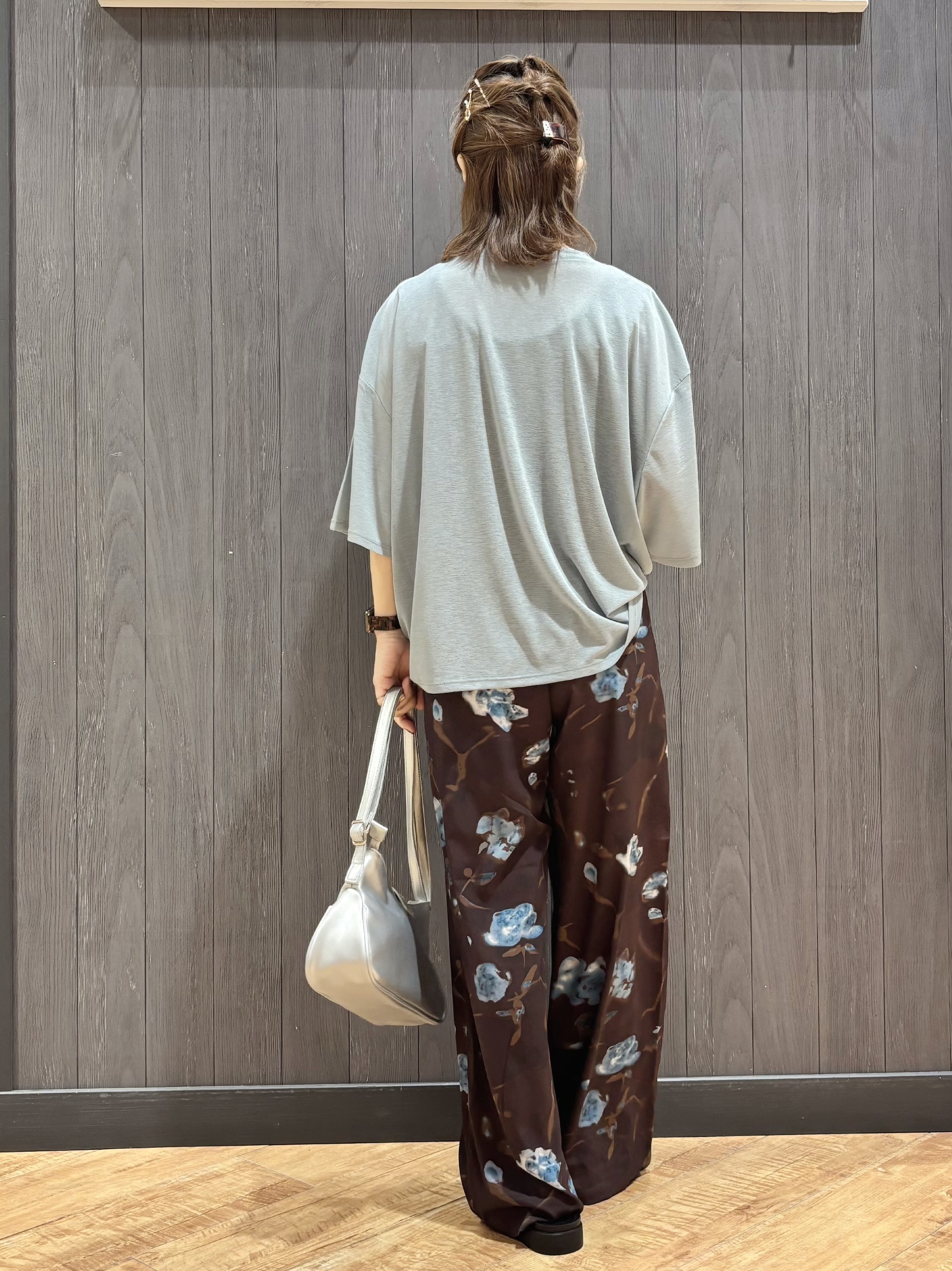 meiさんの「SHOO･LA･RUE｜【S-LL/洗濯機可/体型カバー】ゆるっとこなれる 大人のシアースラブTシャツ」を使ったコーディネート