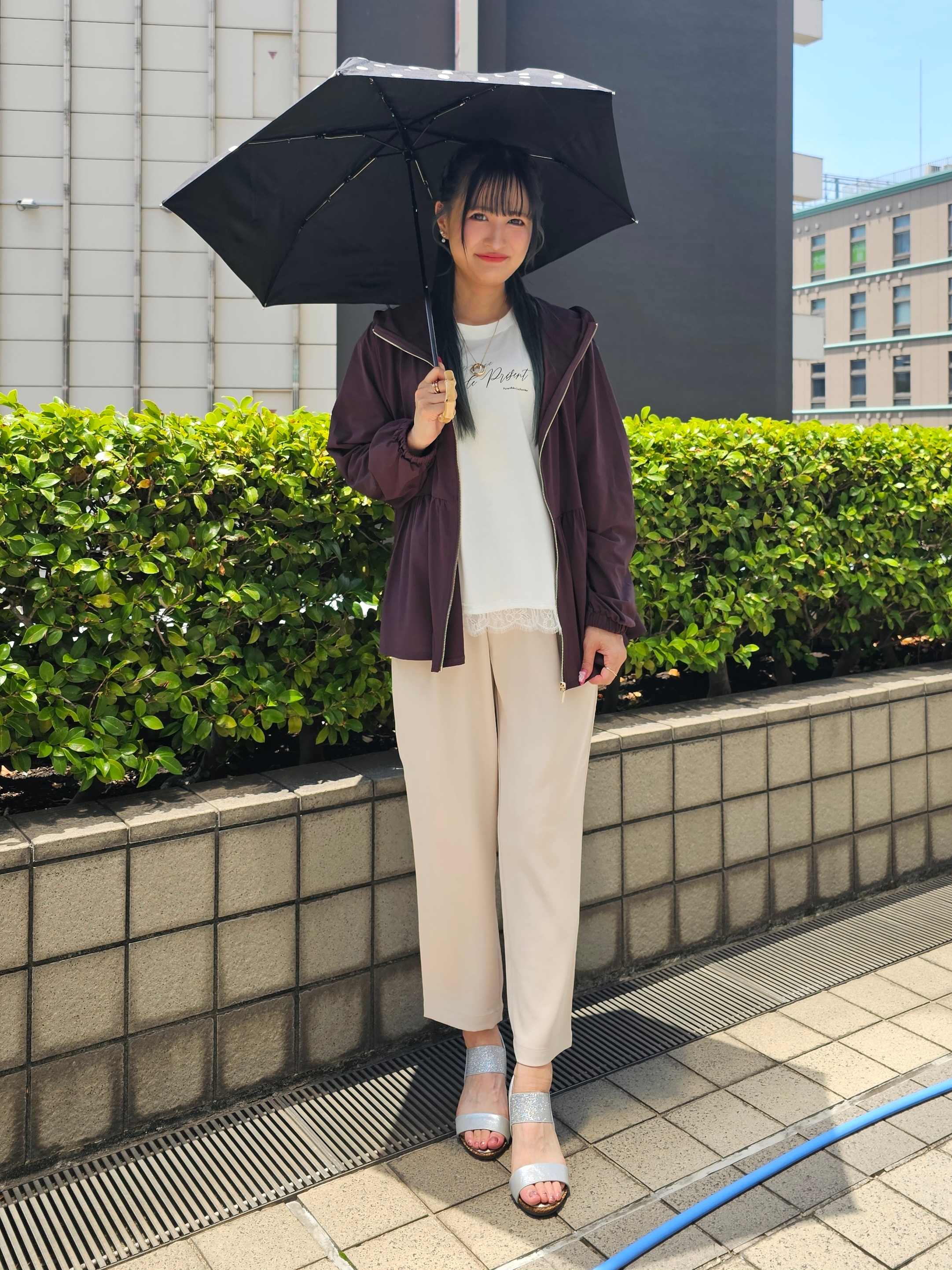 ゆゆさんの「SHOO･LA･RUE｜【ひんやり/S-LL/体型カバー】ペプラムフリルとゴールドパーツが女性らしい UVパーカ」を使ったコーディネート