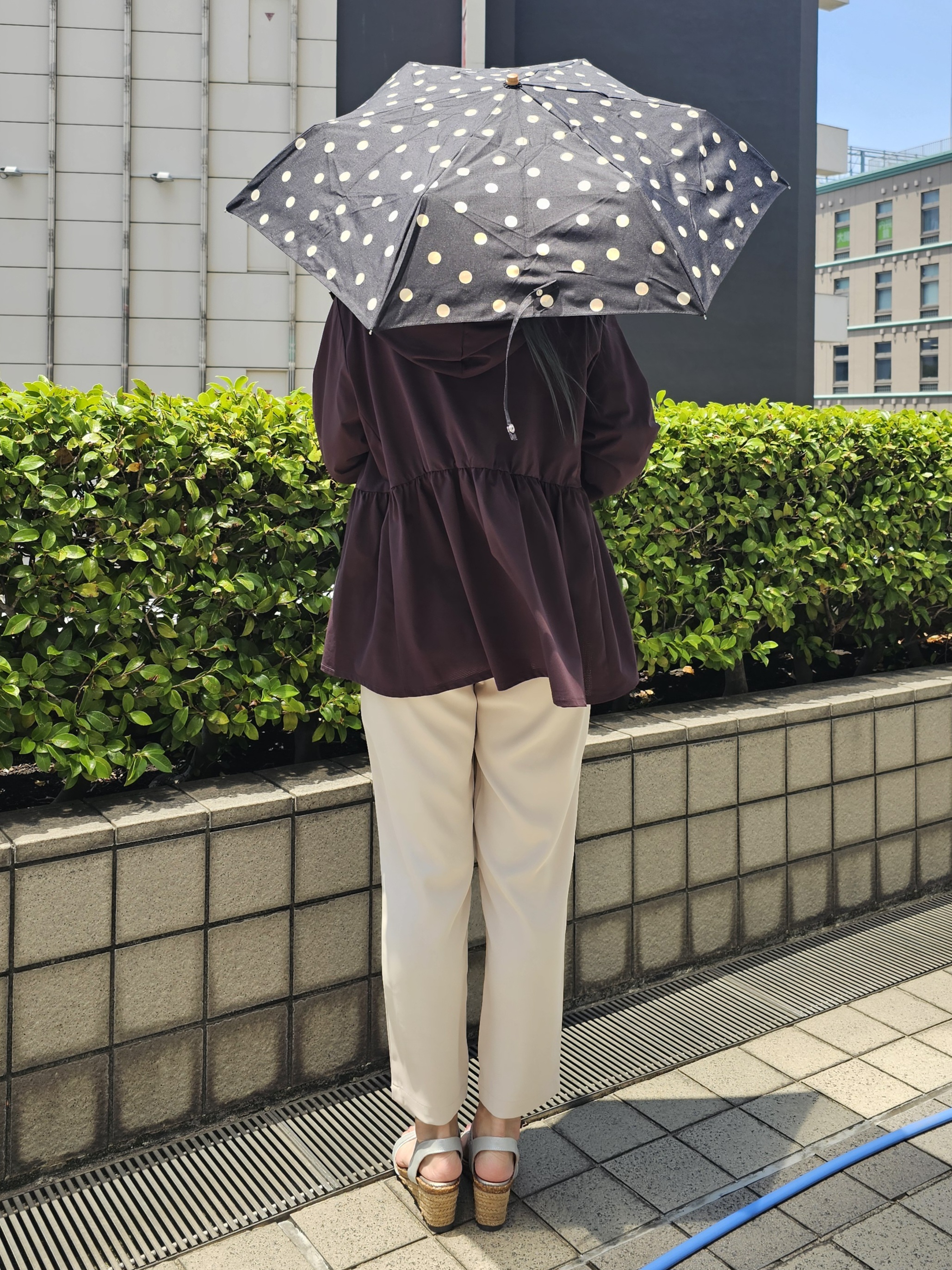 ゆゆさんの「SHOO･LA･RUE｜【ひんやり/S-LL/体型カバー】ペプラムフリルとゴールドパーツが女性らしい UVパーカ」を使ったコーディネート