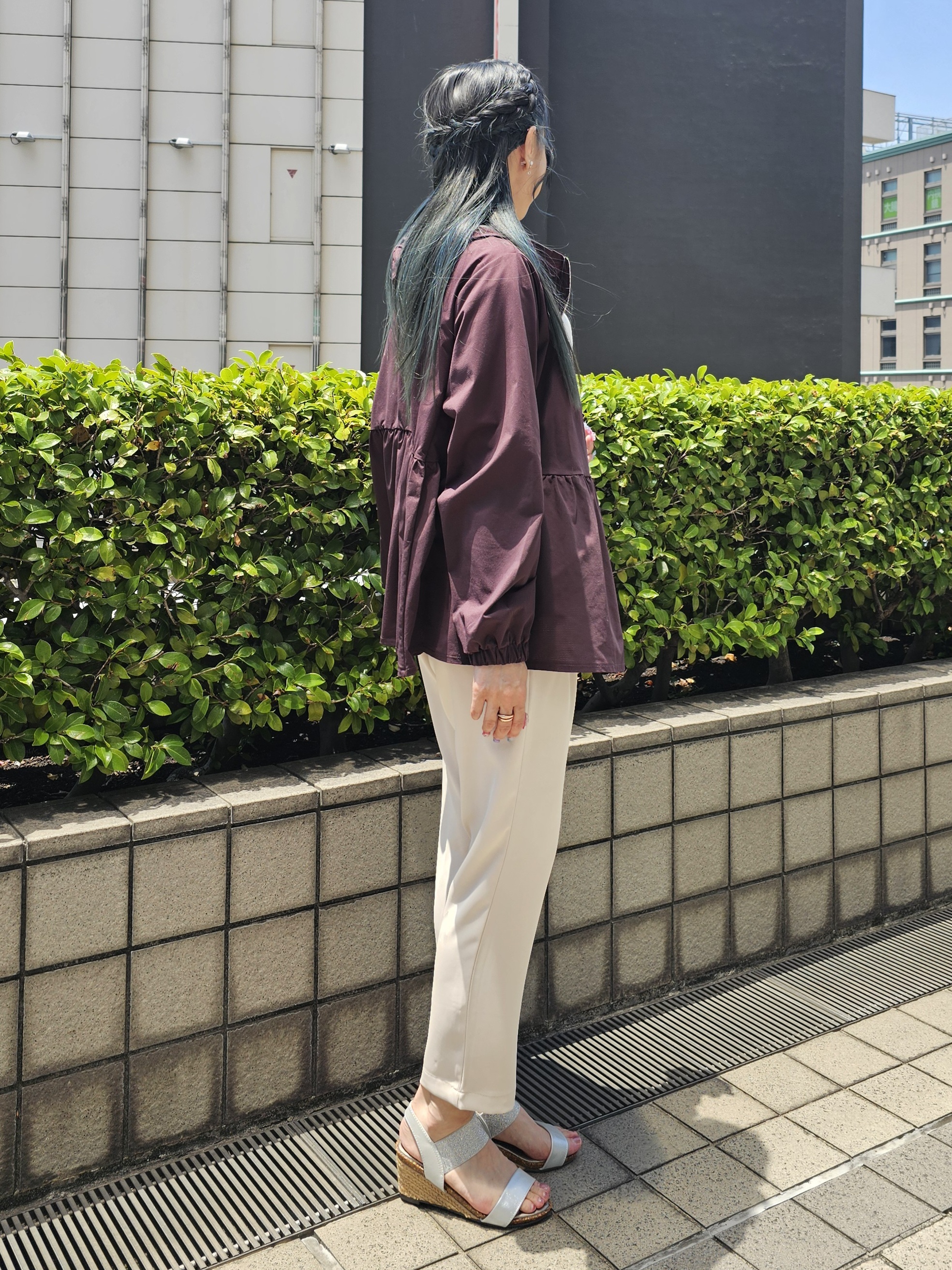 ゆゆさんの「SHOO･LA･RUE｜【ひんやり/S-LL/体型カバー】ペプラムフリルとゴールドパーツが女性らしい UVパーカ」を使ったコーディネート