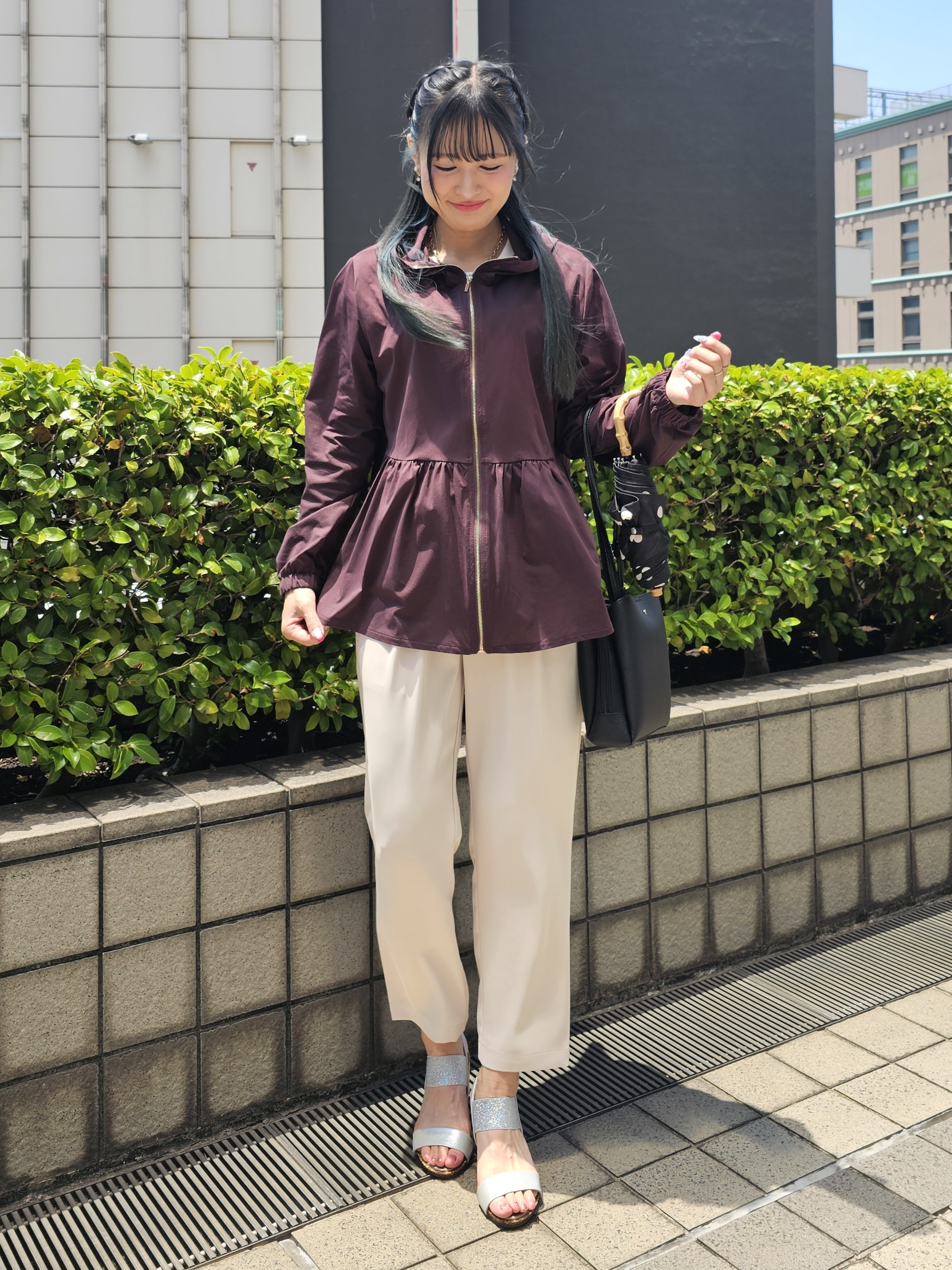 ゆゆさんの「SHOO･LA･RUE｜【ひんやり/S-LL/体型カバー】ペプラムフリルとゴールドパーツが女性らしい UVパーカ」を使ったコーディネート