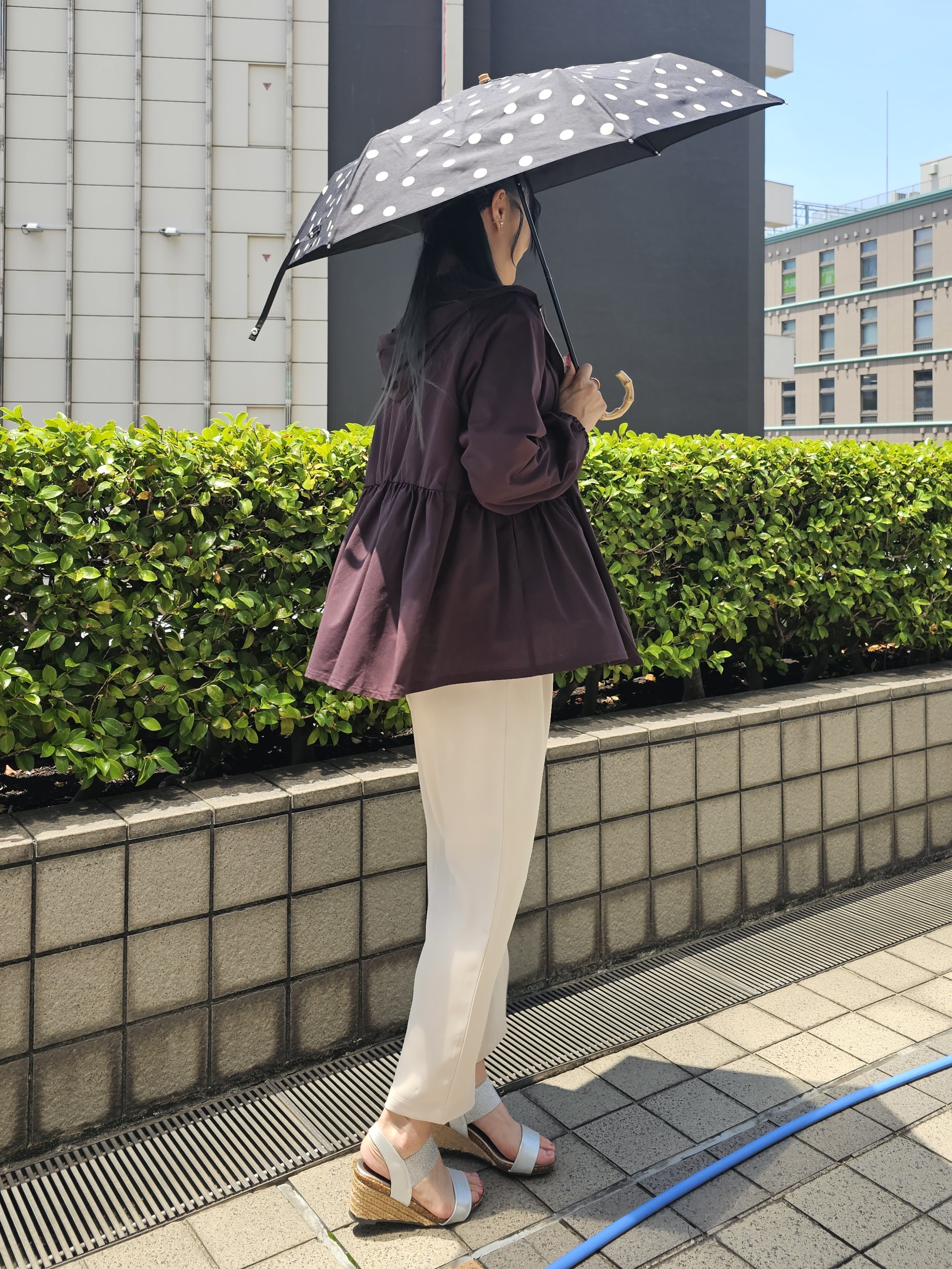ゆゆさんの「SHOO･LA･RUE｜【ひんやり/S-LL/体型カバー】ペプラムフリルとゴールドパーツが女性らしい UVパーカ」を使ったコーディネート