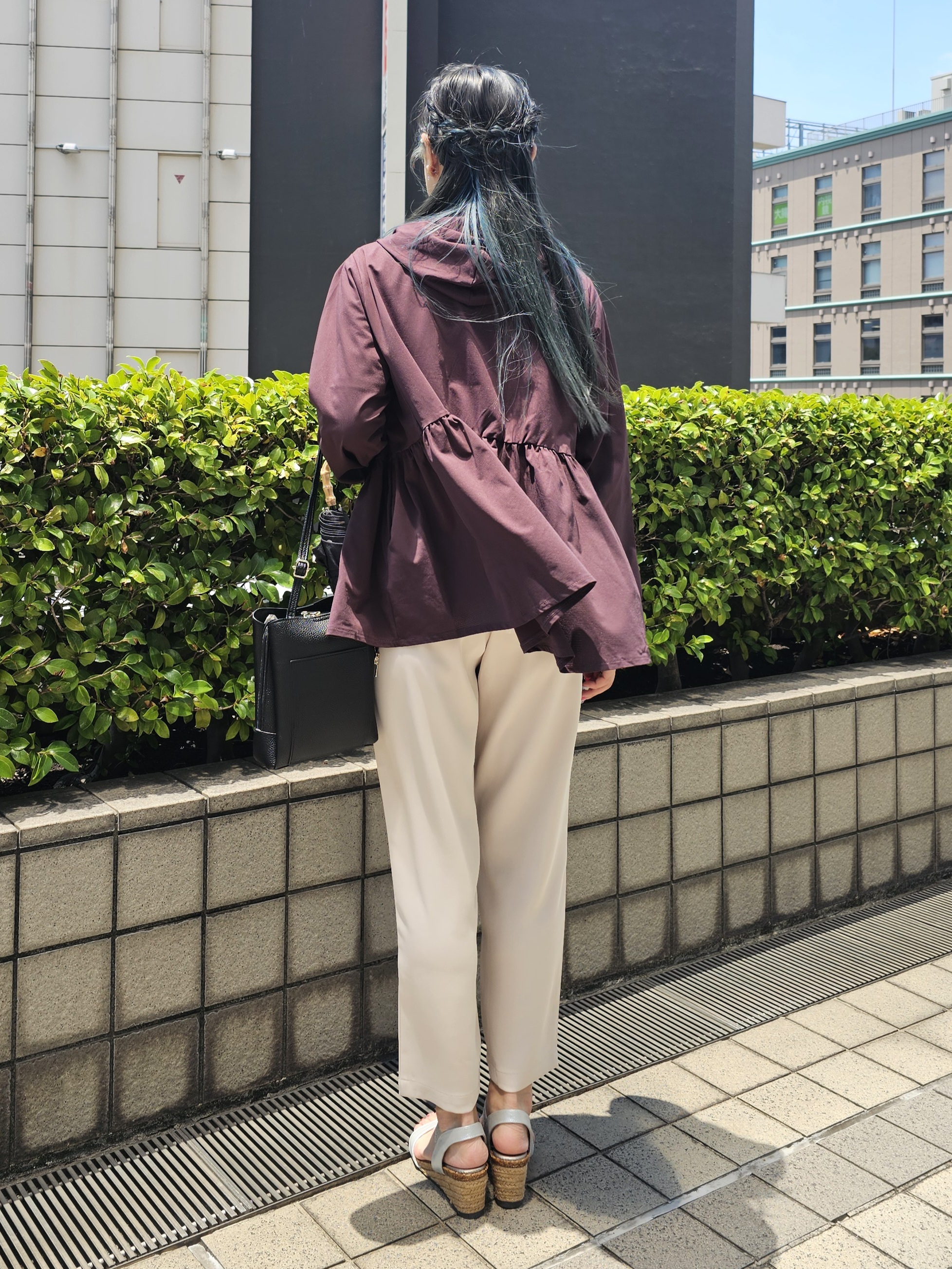 ゆゆさんの「SHOO･LA･RUE｜【ひんやり/S-LL/体型カバー】ペプラムフリルとゴールドパーツが女性らしい UVパーカ」を使ったコーディネート