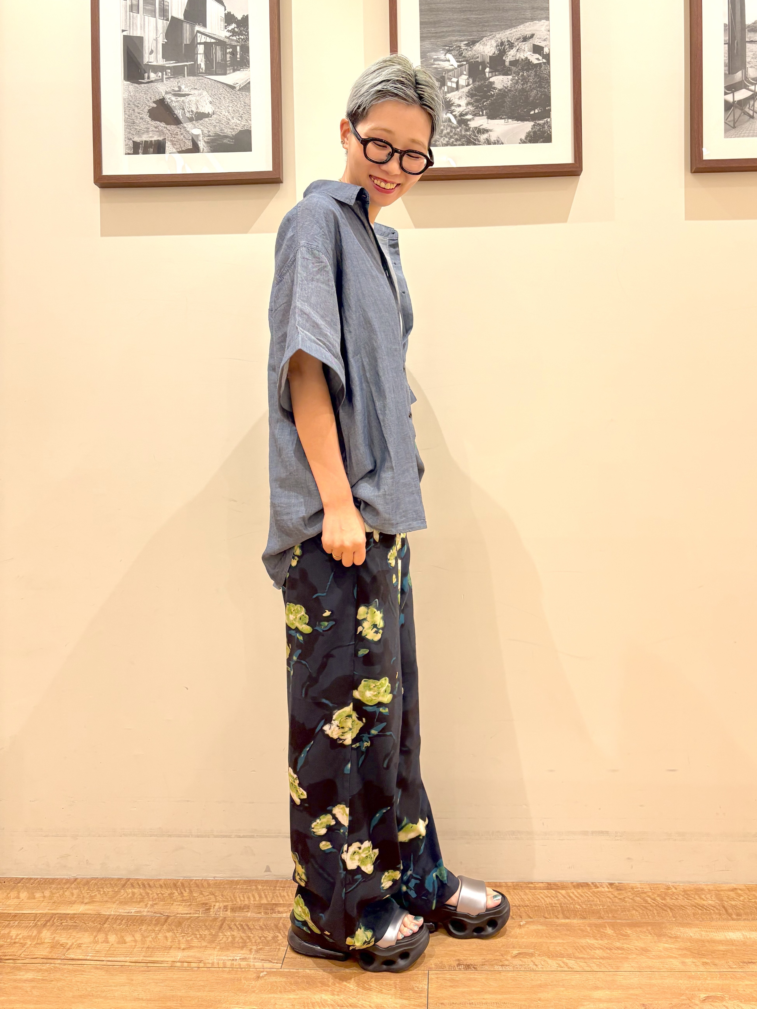 Ayumiさんの「SHOO･LA･RUE｜【S-LL/洗濯機可/綿100%】やわらかシアーデニム 5分袖ポケットシャツ」を使ったコーディネート