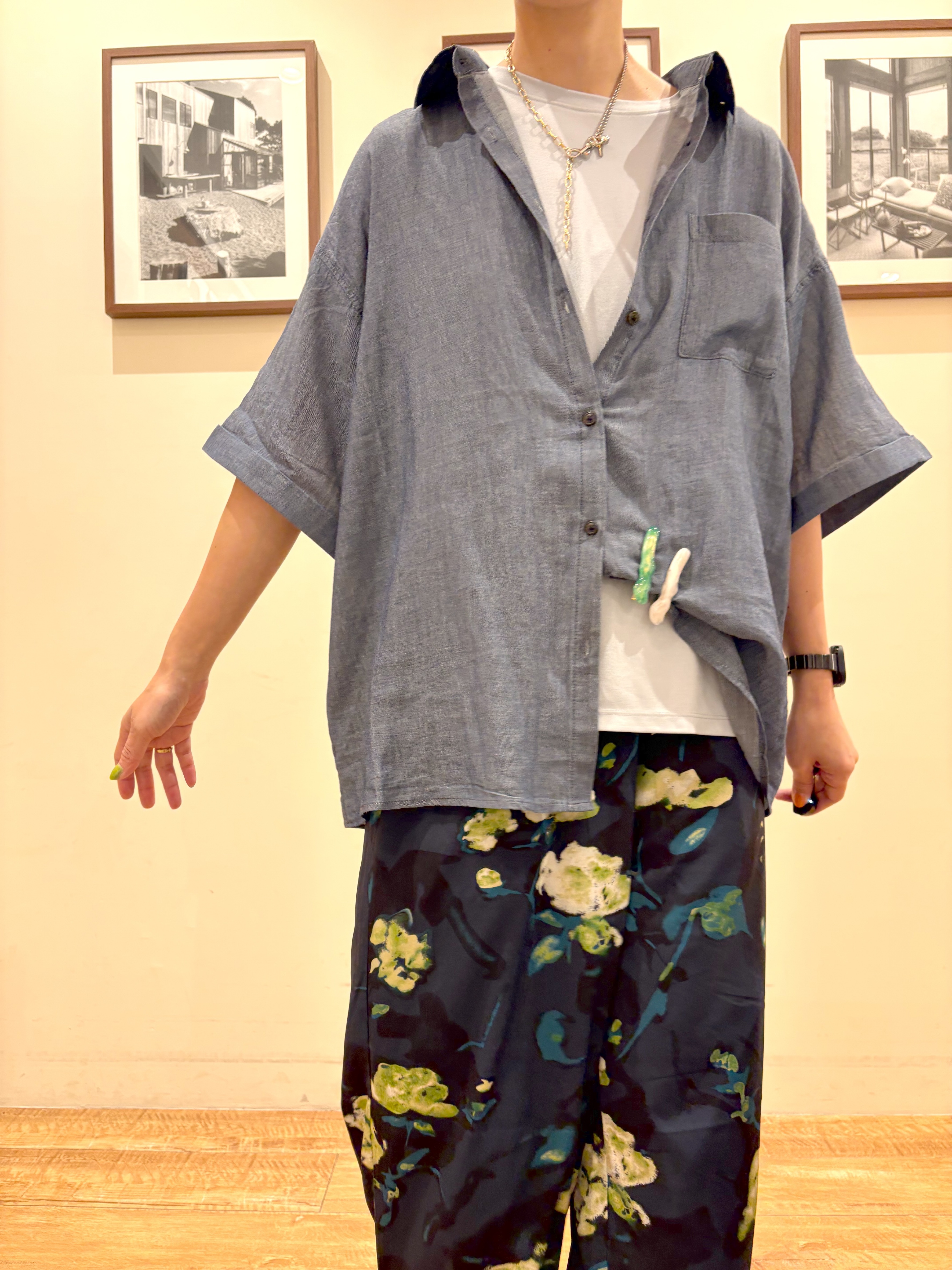 Ayumiさんの「SHOO･LA･RUE｜【S-LL/洗濯機可/綿100%】やわらかシアーデニム 5分袖ポケットシャツ」を使ったコーディネート