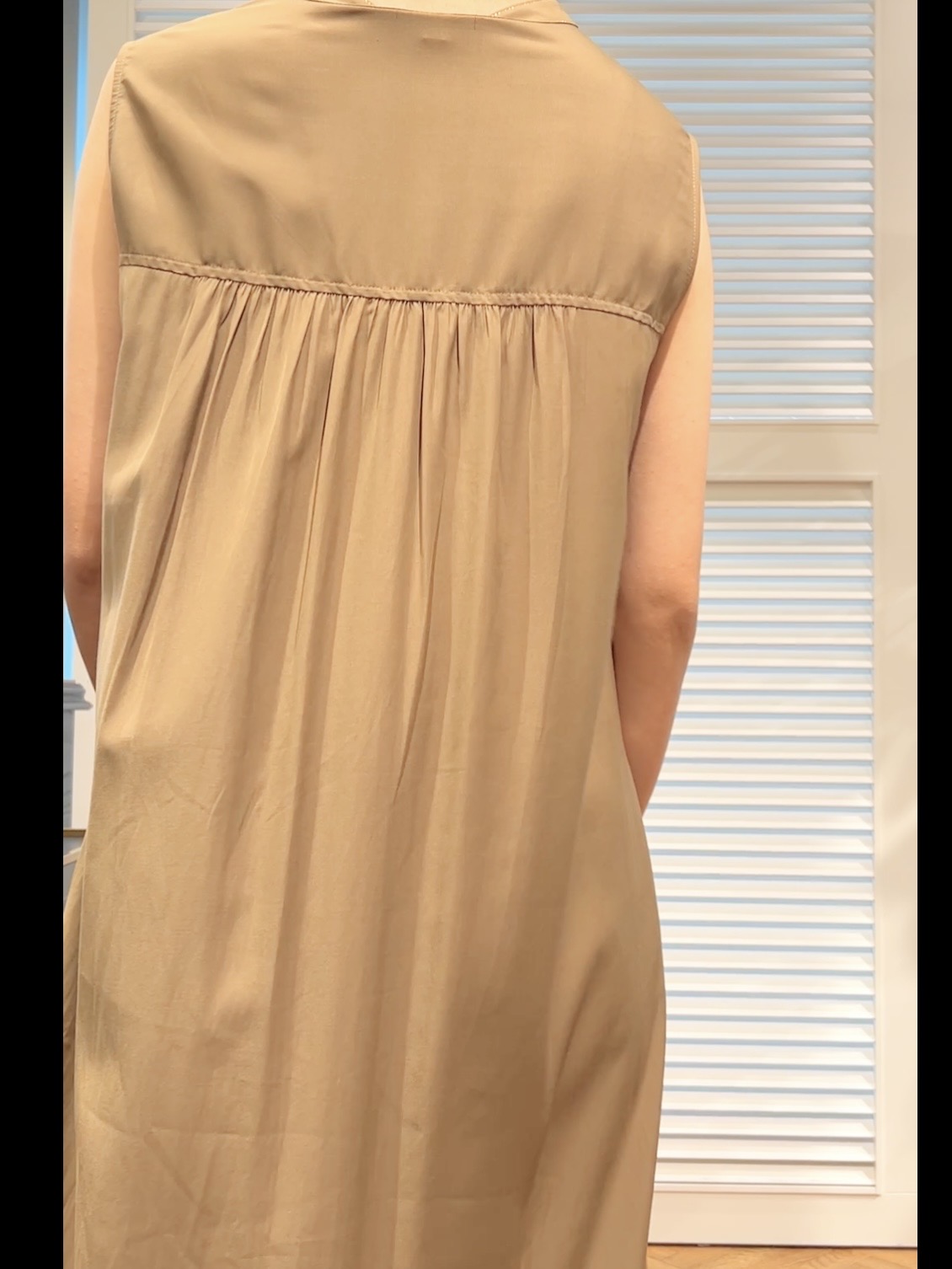 OCHIAIさんの「DRESSTERIOR｜ノースリーブギャザーヘムワンピース」を使ったコーディネート