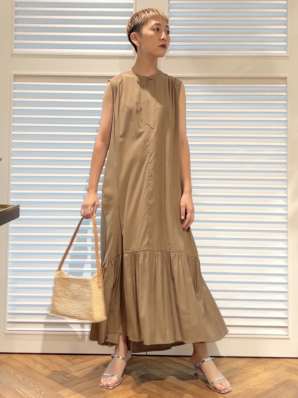 OCHIAIさんの「DRESSTERIOR｜ノースリーブギャザーヘムワンピース」を使ったコーディネート