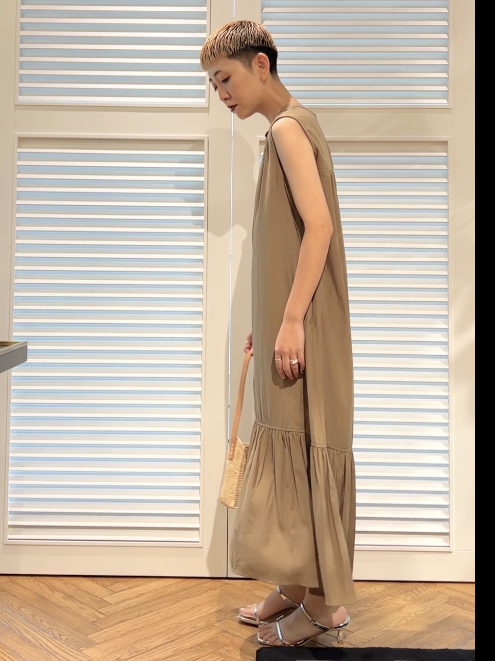 OCHIAIさんの「DRESSTERIOR｜ノースリーブギャザーヘムワンピース」を使ったコーディネート