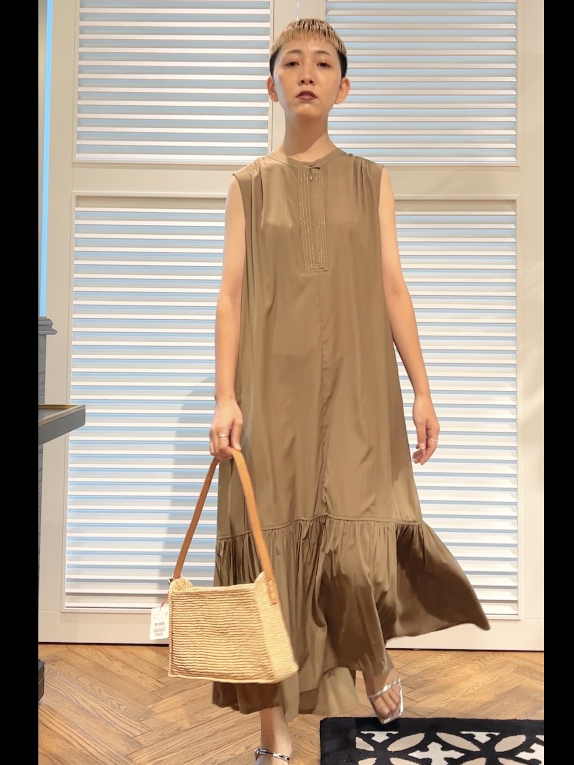 OCHIAIさんの「DRESSTERIOR｜ノースリーブギャザーヘムワンピース」を使ったコーディネート