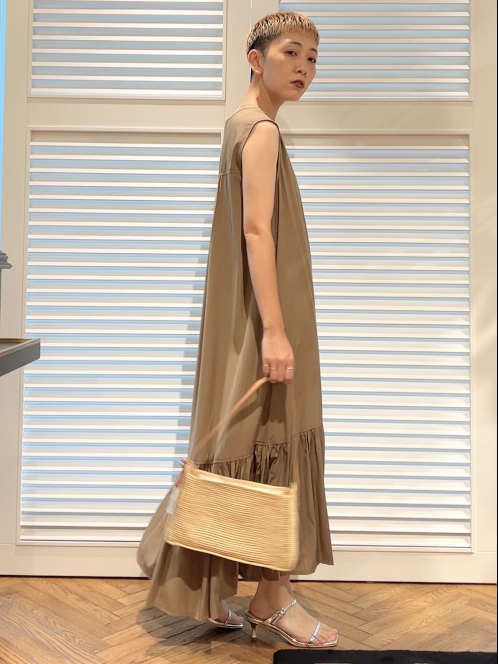 OCHIAIさんの「DRESSTERIOR｜ノースリーブギャザーヘムワンピース」を使ったコーディネート