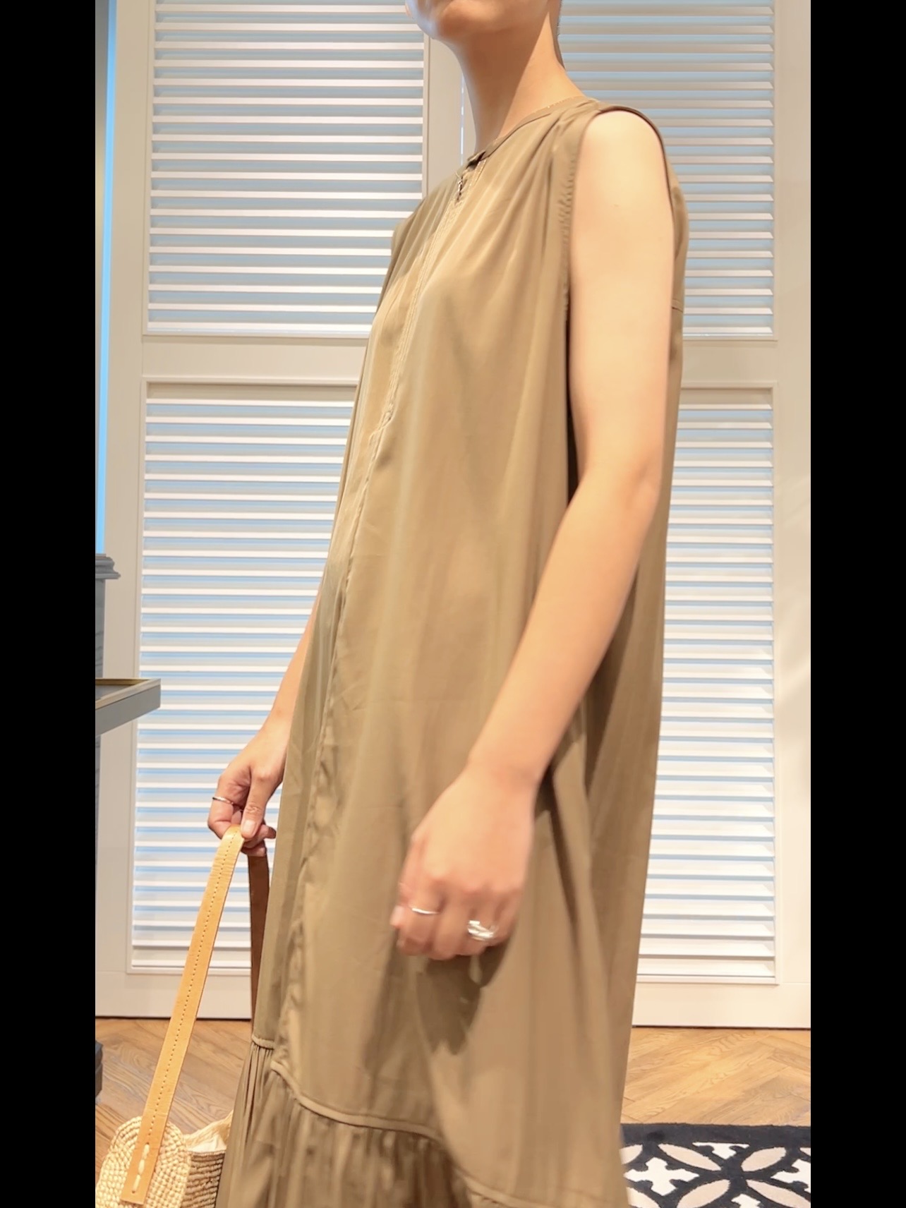 OCHIAIさんの「DRESSTERIOR｜ノースリーブギャザーヘムワンピース」を使ったコーディネート