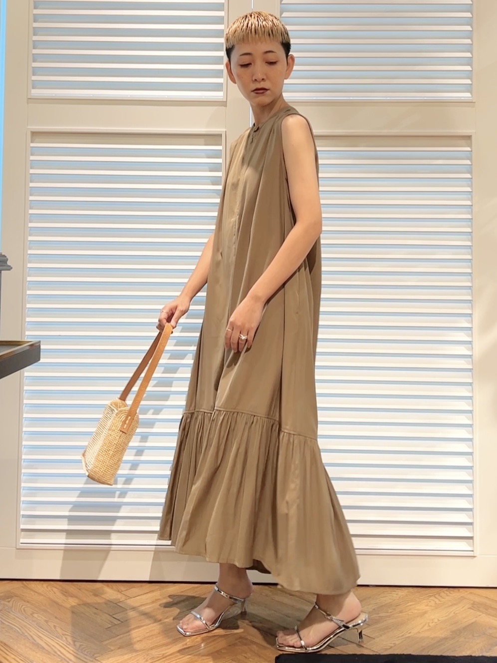 OCHIAIさんの「DRESSTERIOR｜ノースリーブギャザーヘムワンピース」を使ったコーディネート