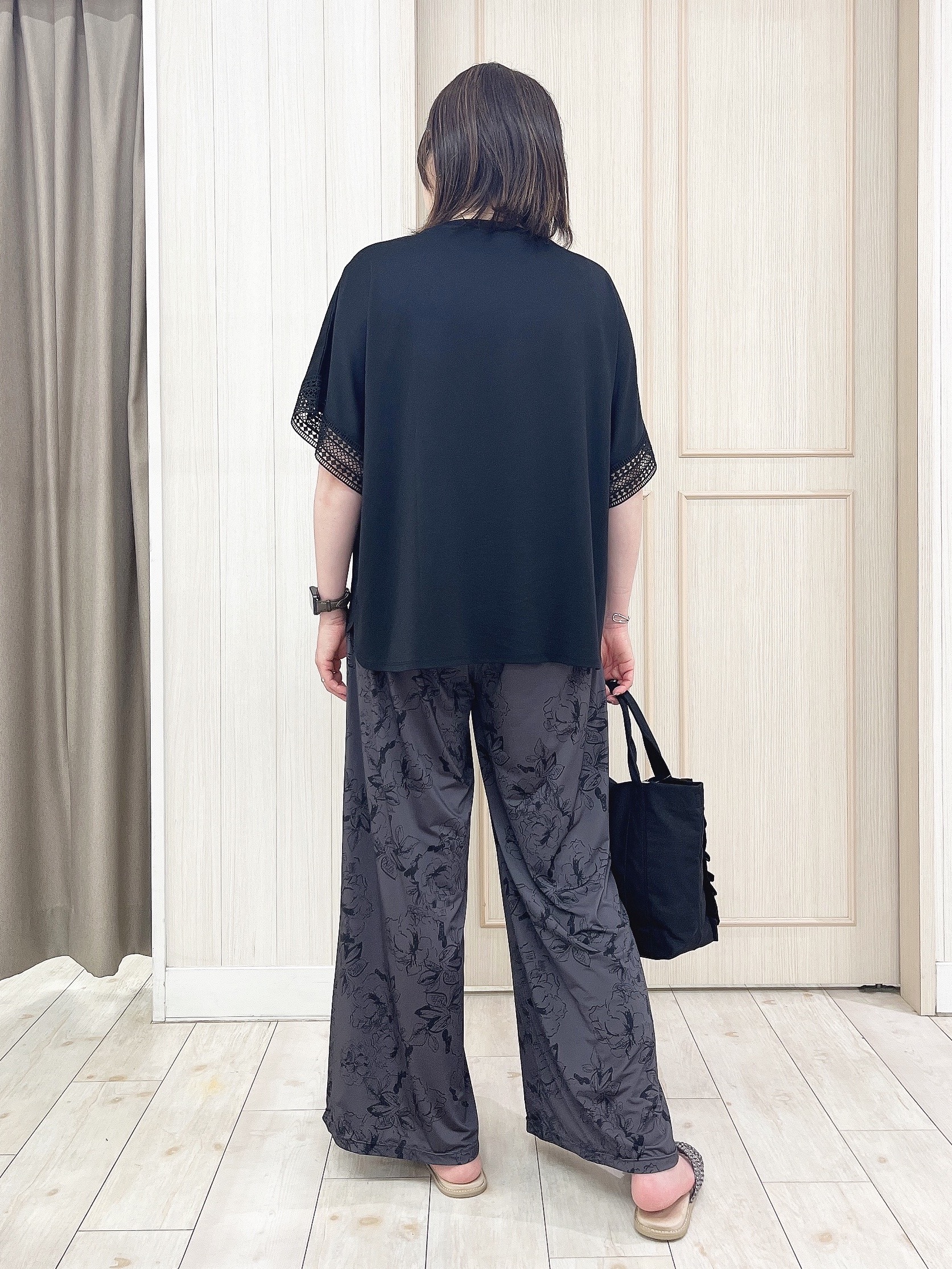 kaneさんの「SHOO･LA･RUE｜【ひんやり/UV】お袖レースが上品 ゆったりとろみトップス」を使ったコーディネート