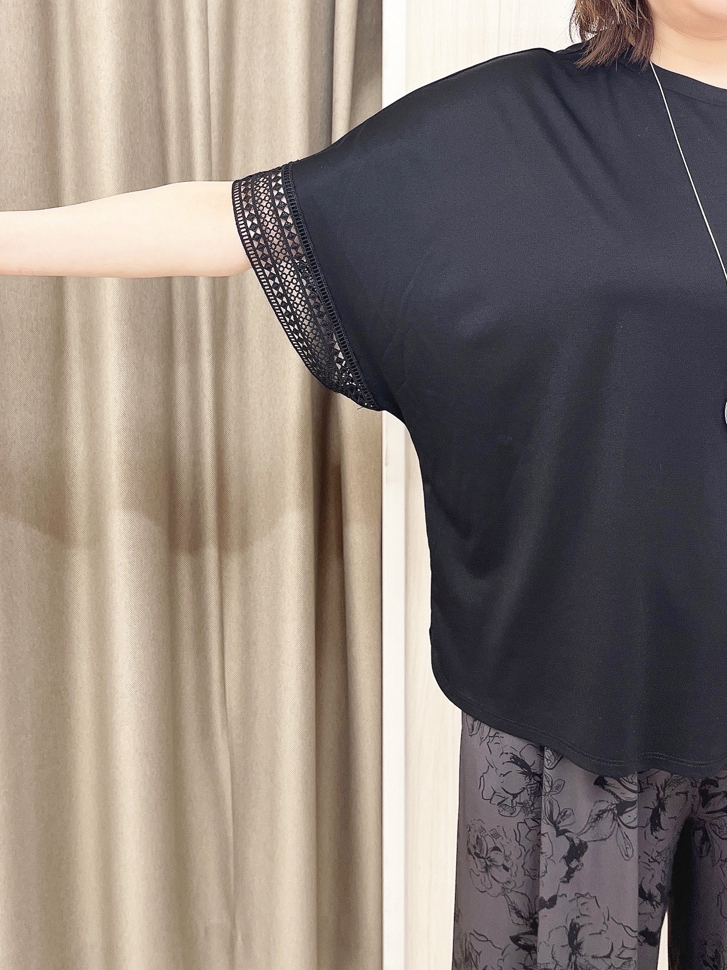 kaneさんの「SHOO･LA･RUE｜【ひんやり/UV】お袖レースが上品 ゆったりとろみトップス」を使ったコーディネート