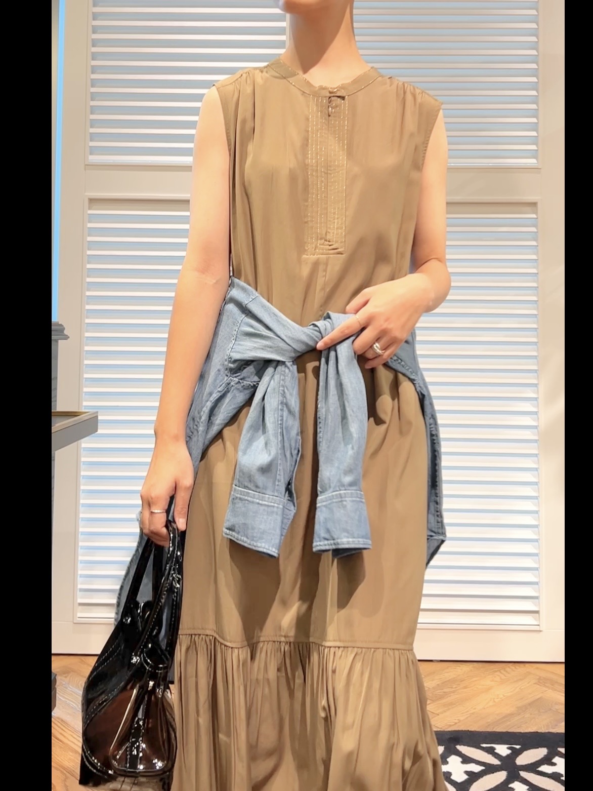 OCHIAIさんの「DRESSTERIOR｜ノースリーブギャザーヘムワンピース」を使ったコーディネート