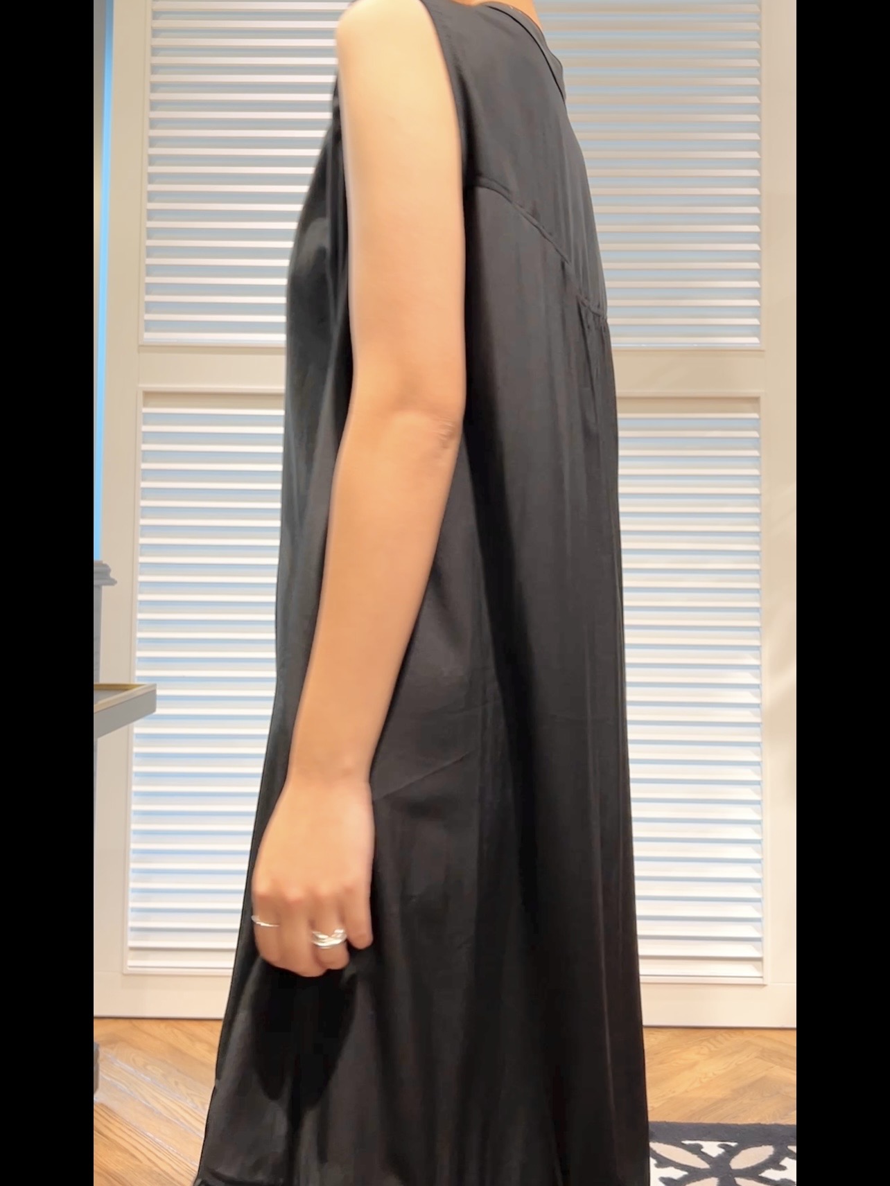 OCHIAIさんの「DRESSTERIOR｜ノースリーブギャザーヘムワンピース」を使ったコーディネート