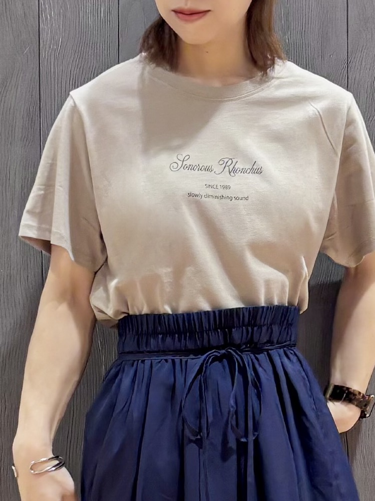 meiさんの「SHOO･LA･RUE｜【綿100%/ひんやり/S-LL/洗濯機可】選べる5柄 大人のこなれプリントTシャツ」を使ったコーディネート