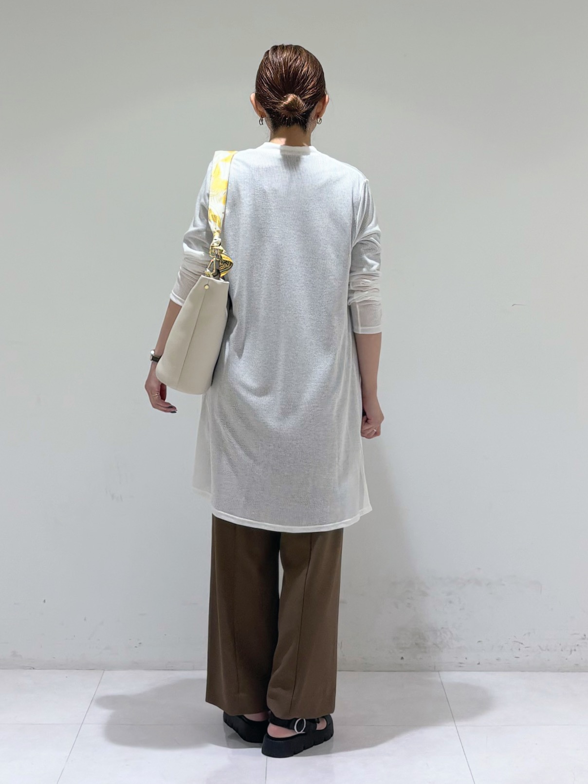 tsuyuさんの「INDIVI｜【ハンドル2WAY／A4収納】スカーフハンドル バケツバッグ」を使ったコーディネート