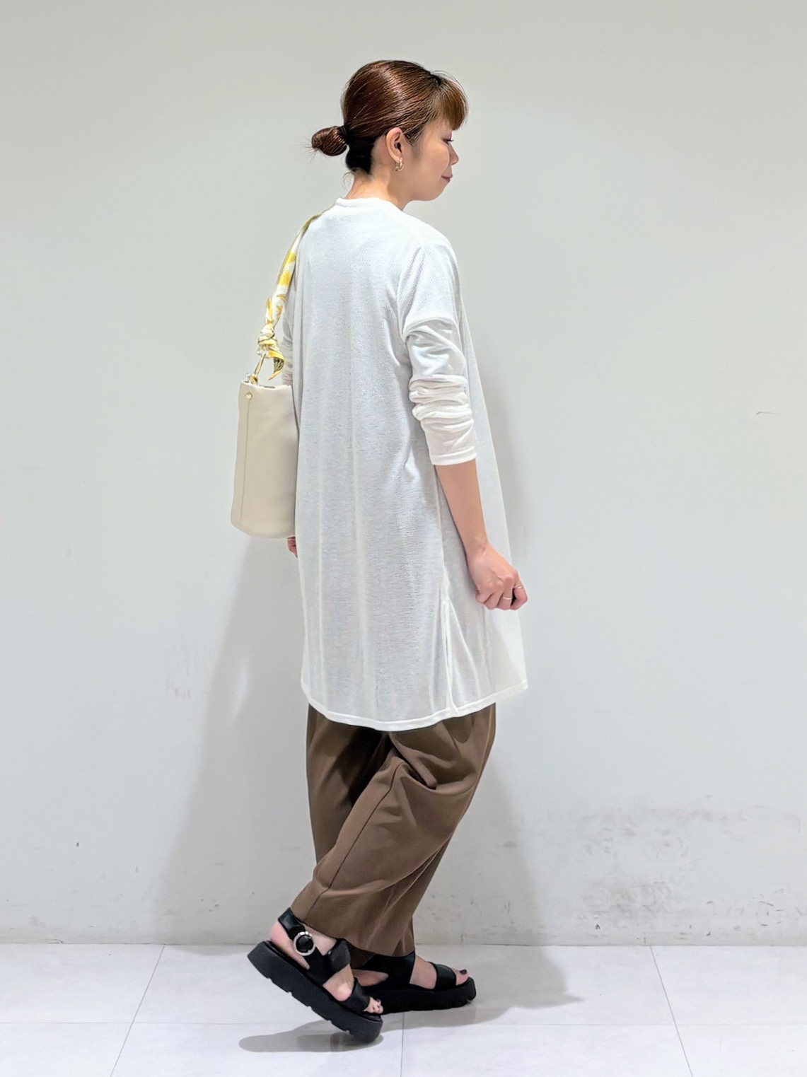 tsuyuさんの「INDIVI｜【ハンドル2WAY／A4収納】スカーフハンドル バケツバッグ」を使ったコーディネート
